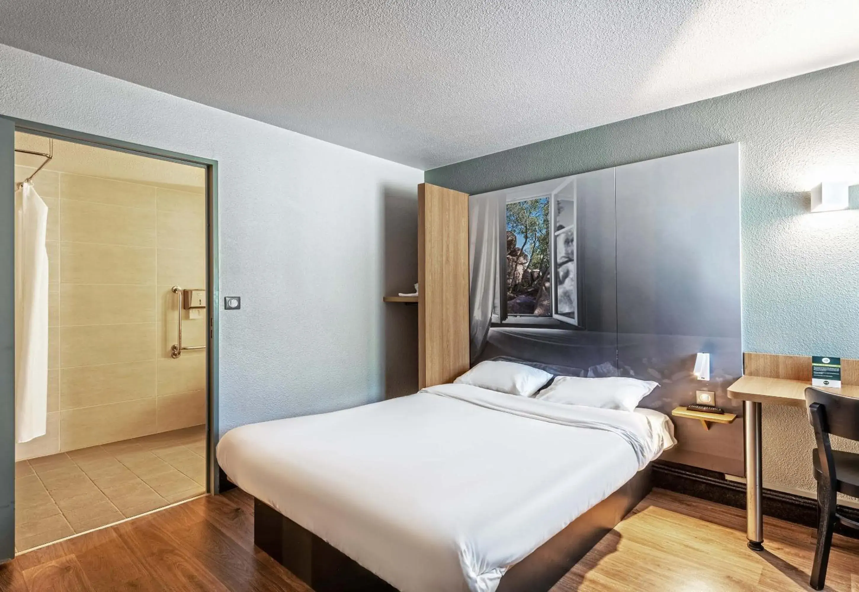 Double Room - Disability Access in B&B HOTEL Morlaix Double Room - Disability Access in B&B HOTEL Morlaix