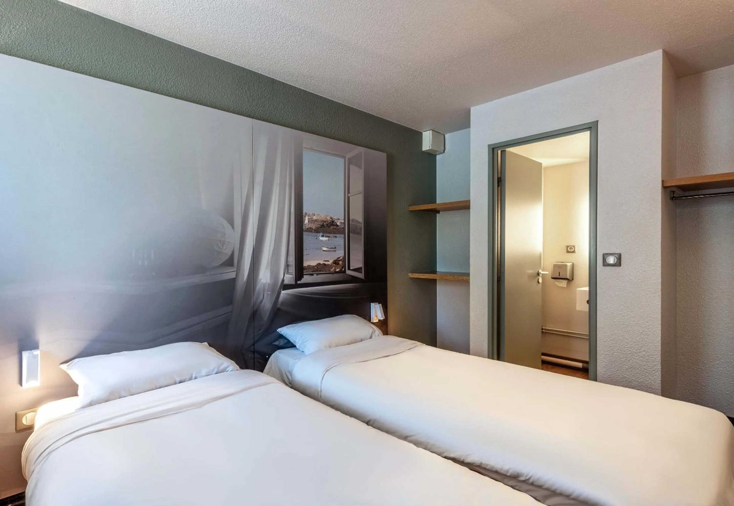 Bedroom, Bed in B&B HOTEL Morlaix