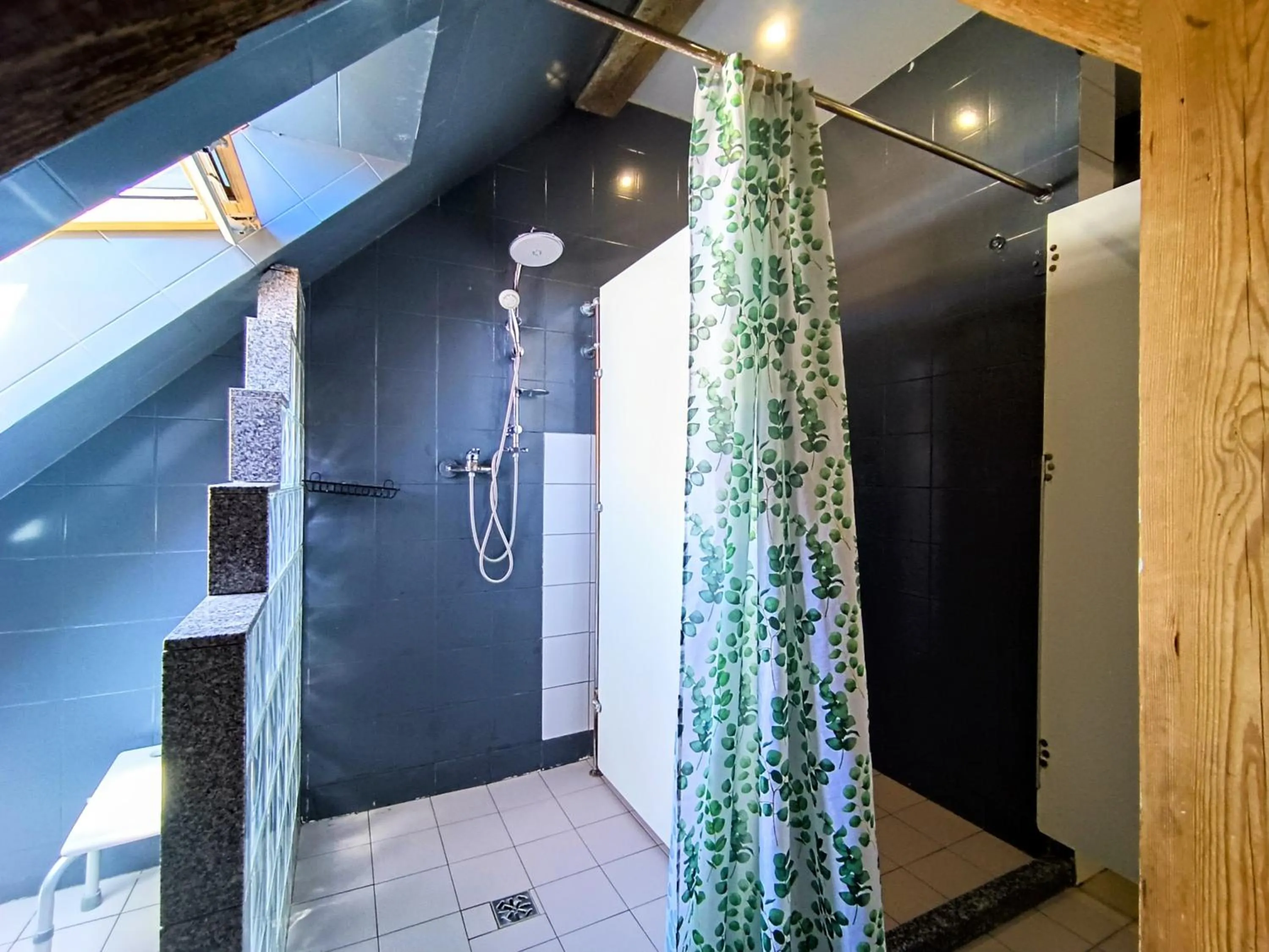 Shower in Fitness Hostel - darmowy parking