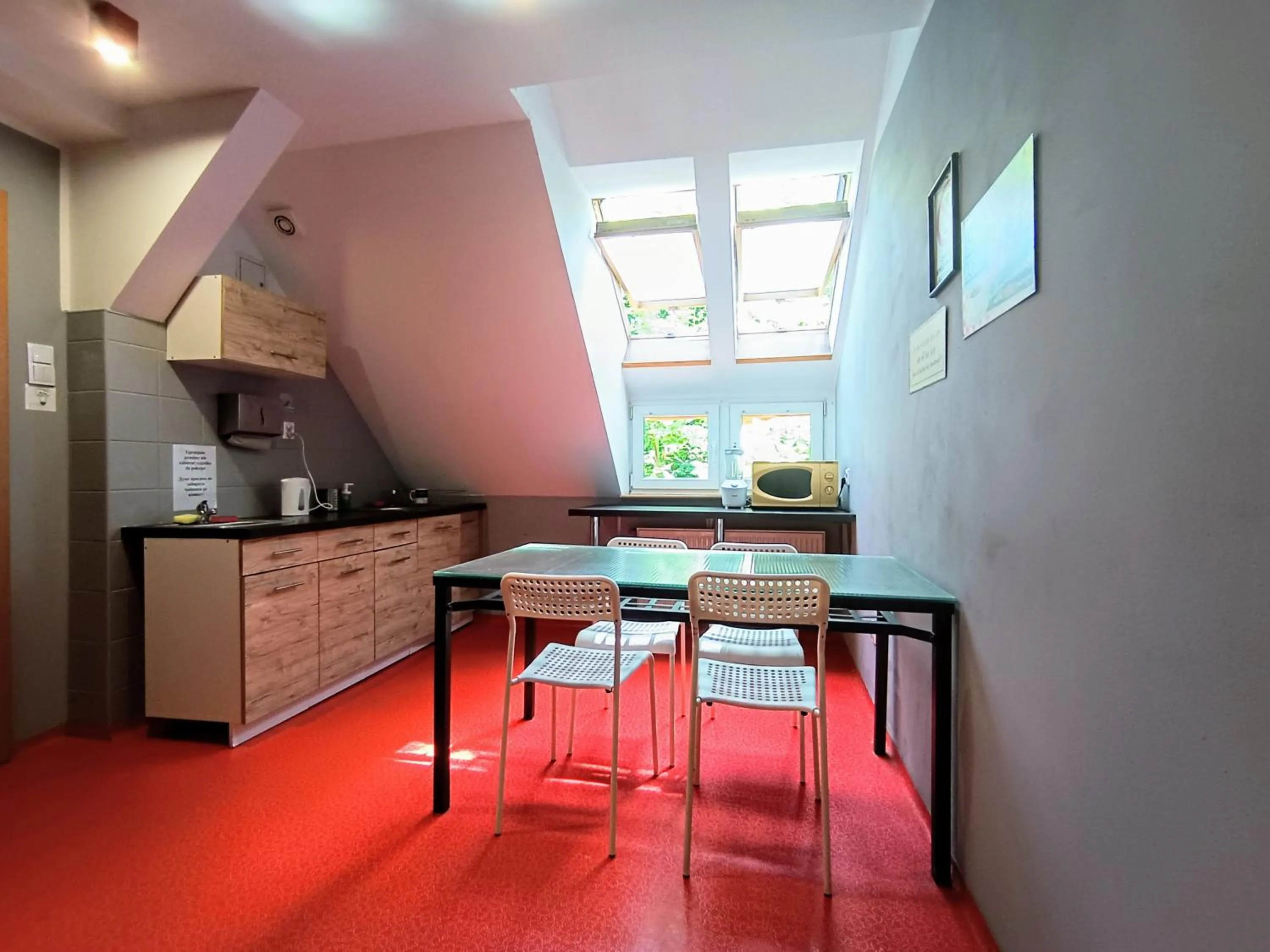 Kitchen or kitchenette in Fitness Hostel - darmowy parking