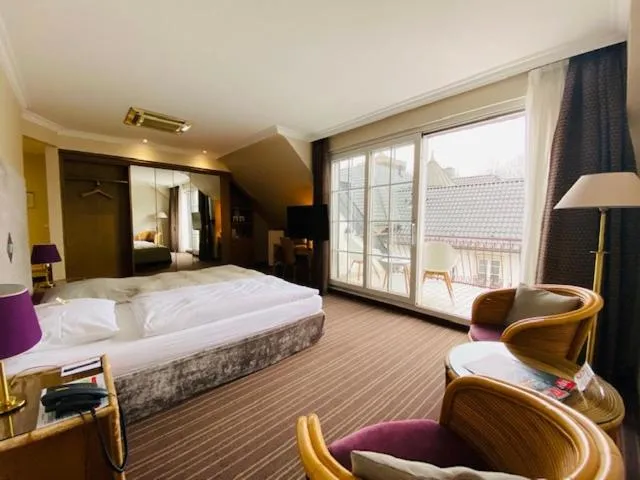 Photo of the whole room, Bed in Hotel "Schloss Friedestrom"