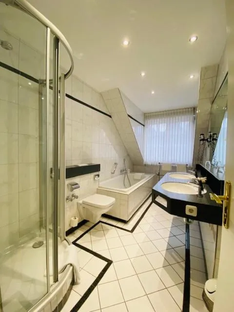 Bathroom in Hotel "Schloss Friedestrom"