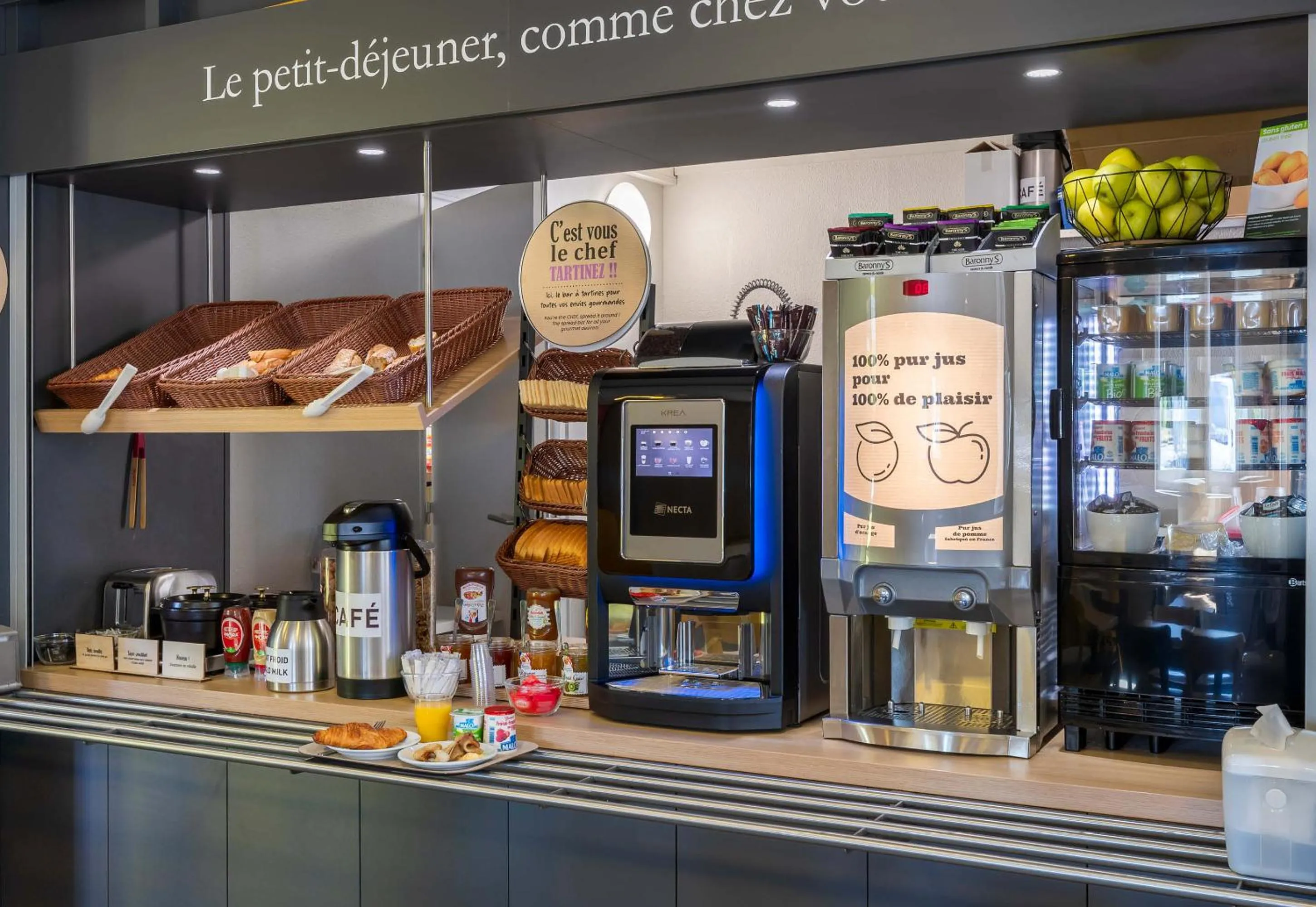 Buffet breakfast in B&B HOTEL Bourges 1