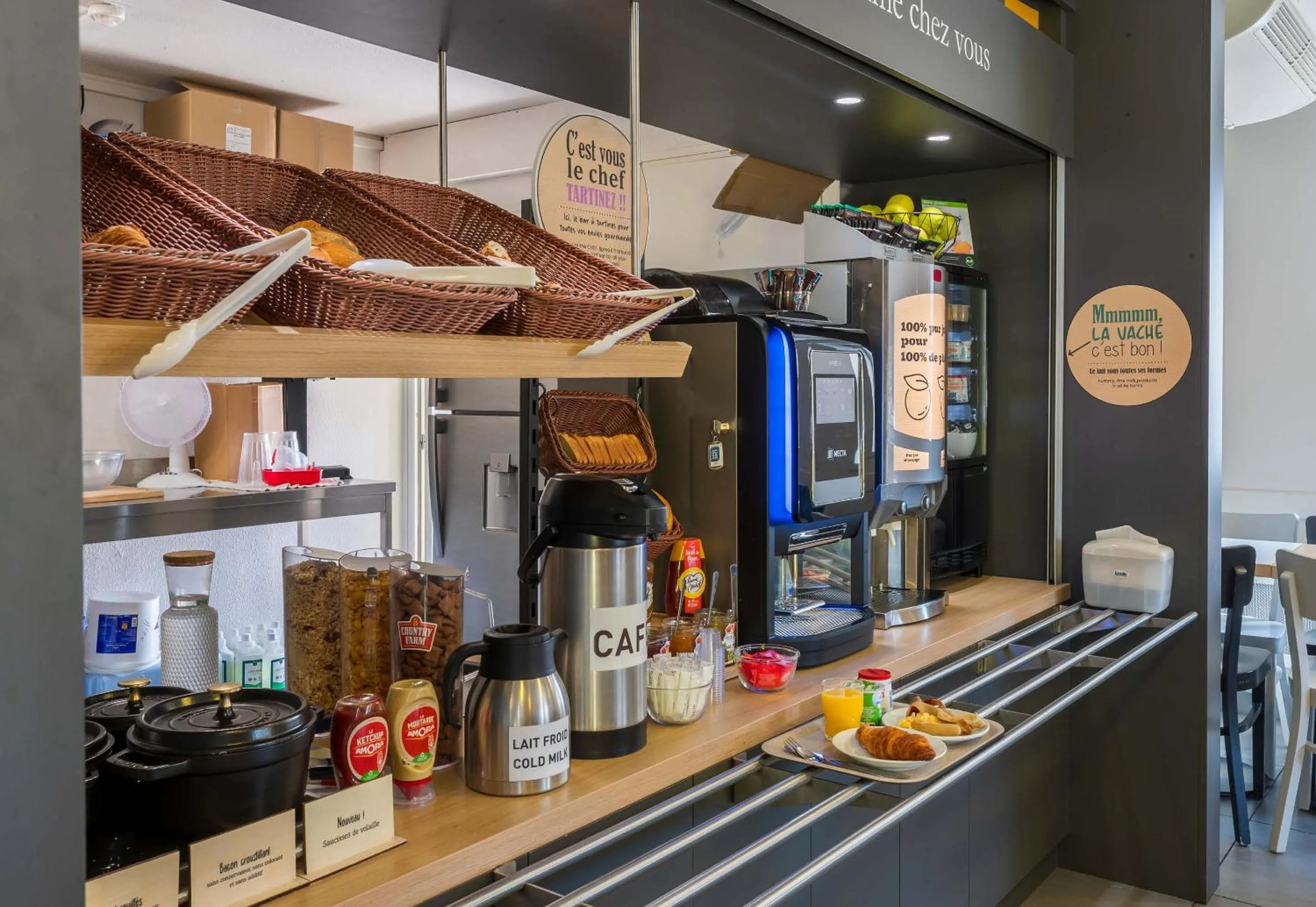 Breakfast in B&B HOTEL Bourges 1