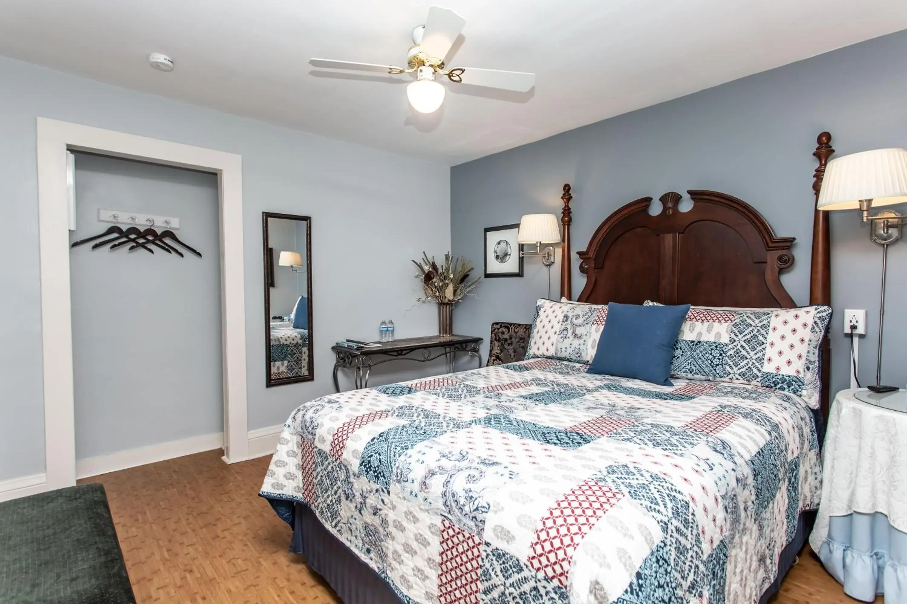 Superior Queen Room - Blue Room in Ambiance By The Falls B&B Superior Queen Room - Blue Room in Ambiance By The Falls B&B