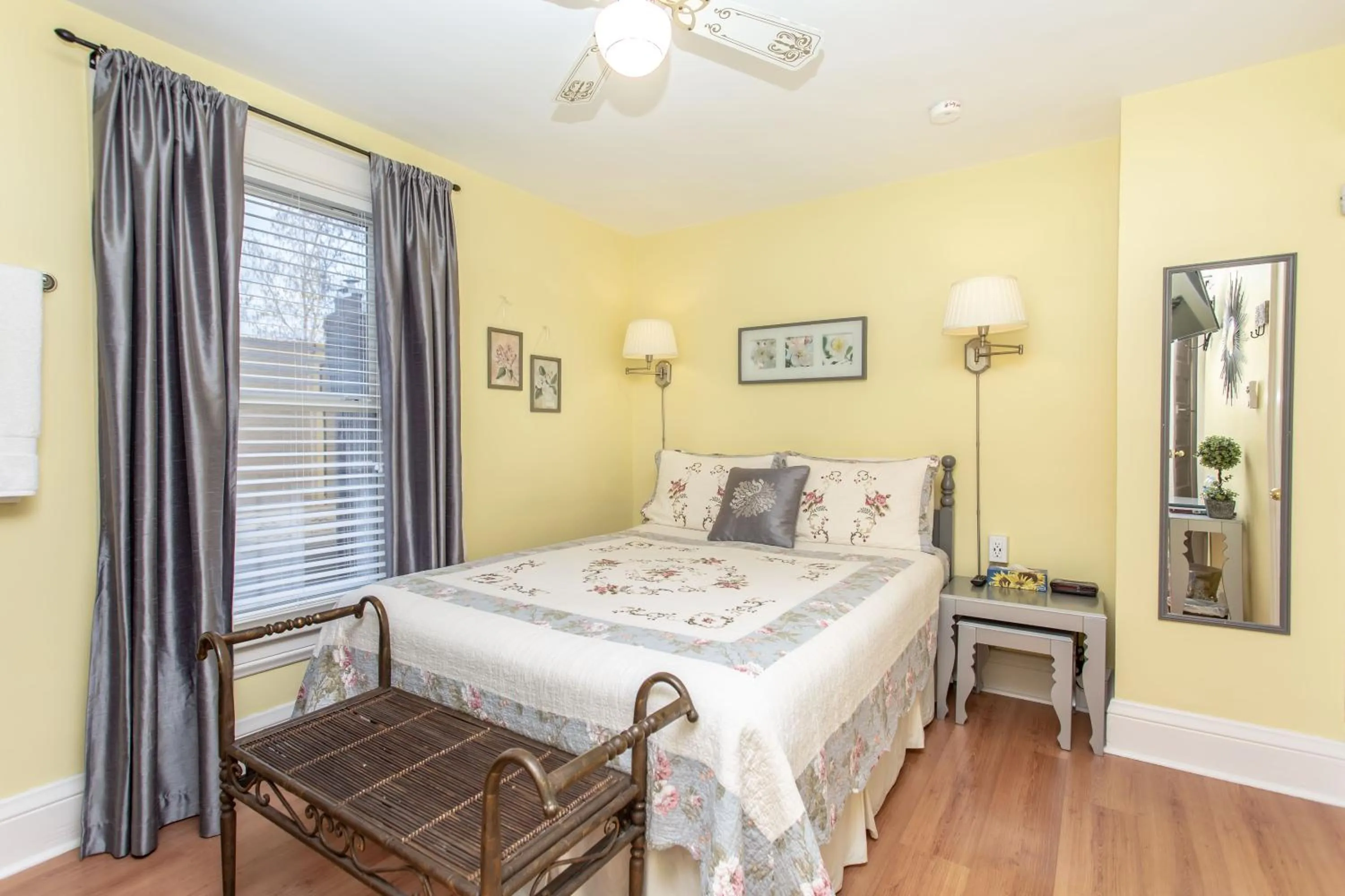 Bed in Ambiance By The Falls B&B