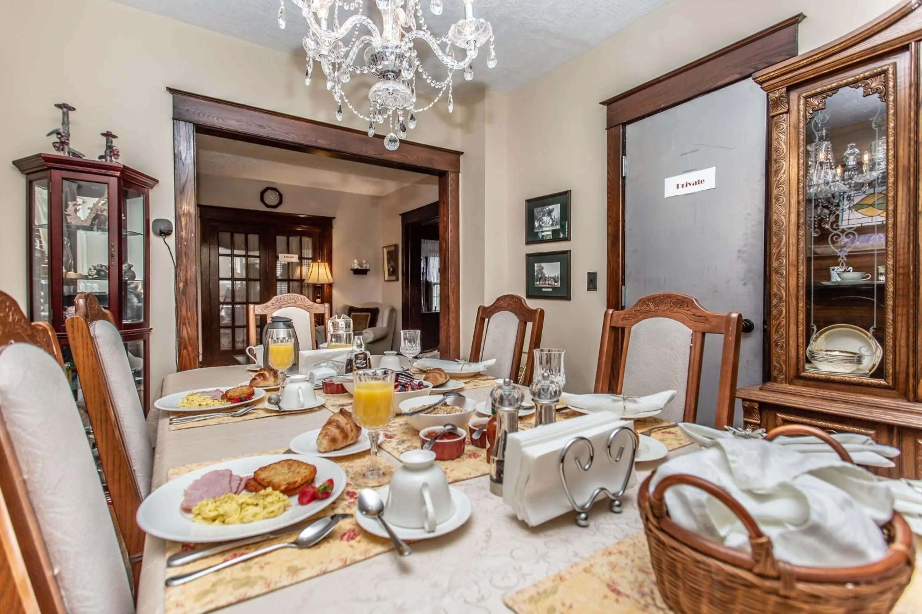 Restaurant/places to eat in Ambiance By The Falls B&B