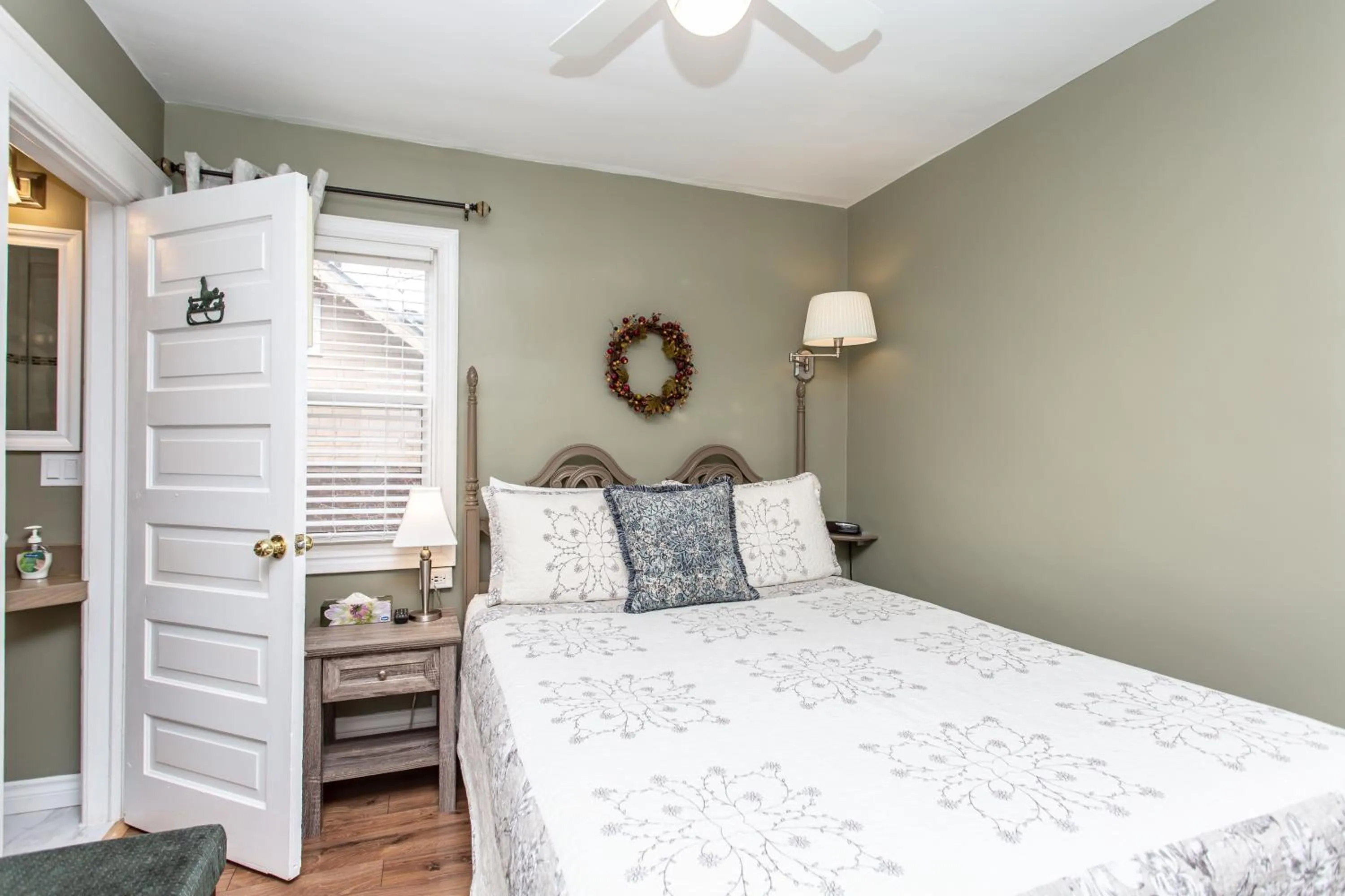 Bed in Ambiance By The Falls B&B