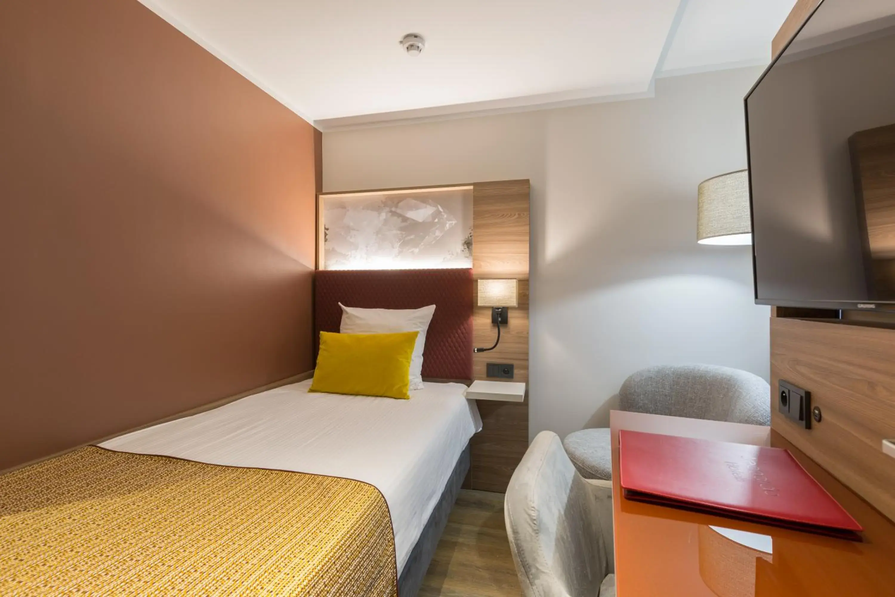 Bedroom, Bed in Leonardo Hotel Antwerpen Bedroom, Bed in Leonardo Hotel Antwerpen