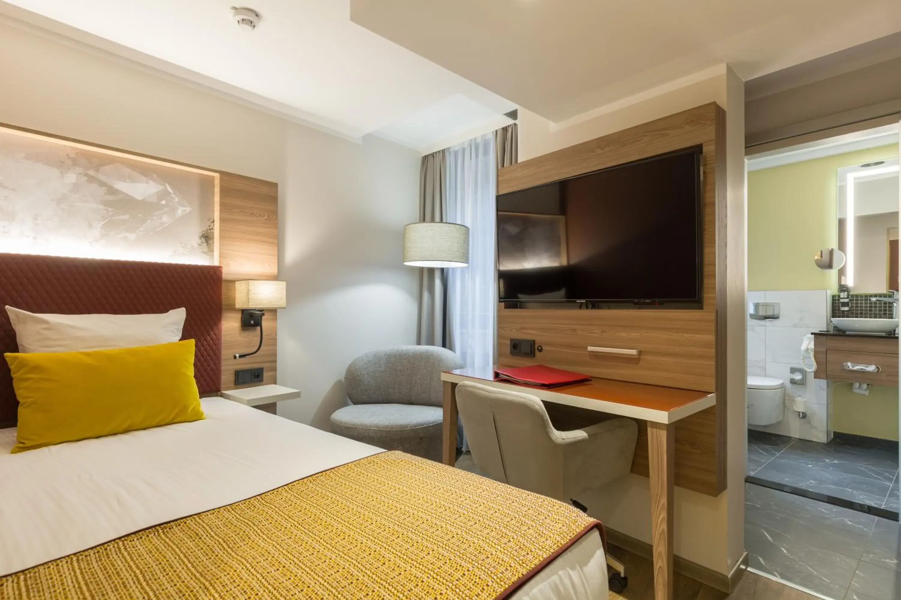 Bedroom, Bed in Leonardo Hotel Antwerpen Bedroom, Bed in Leonardo Hotel Antwerpen