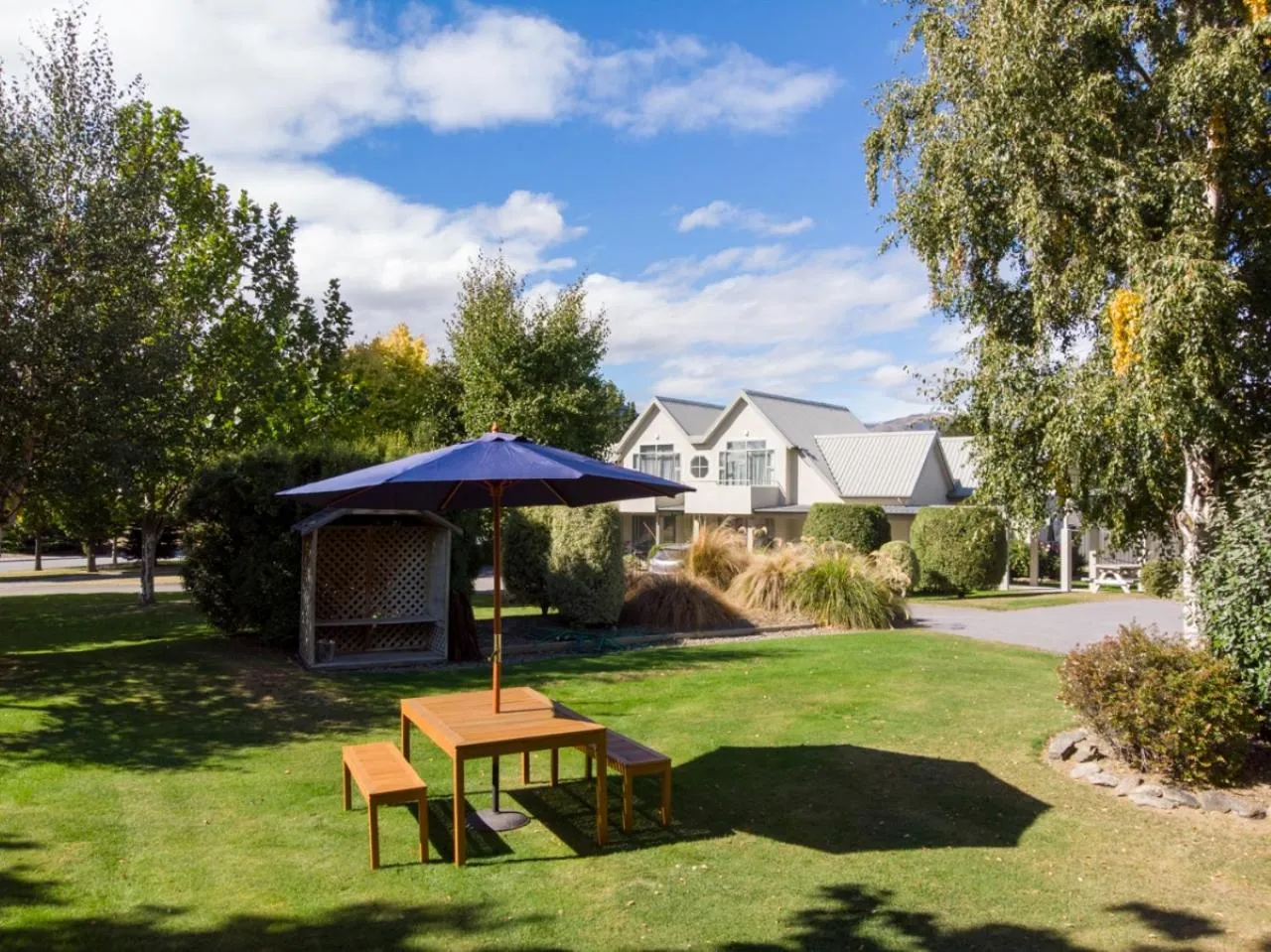 Garden in Colonial Manor Motel