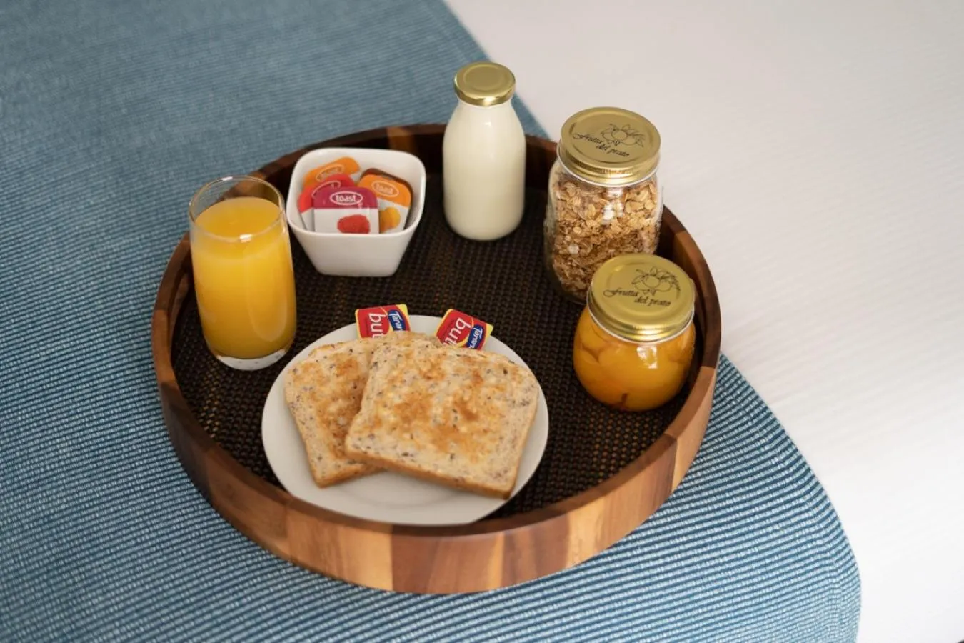 Breakfast in Colonial Manor Motel