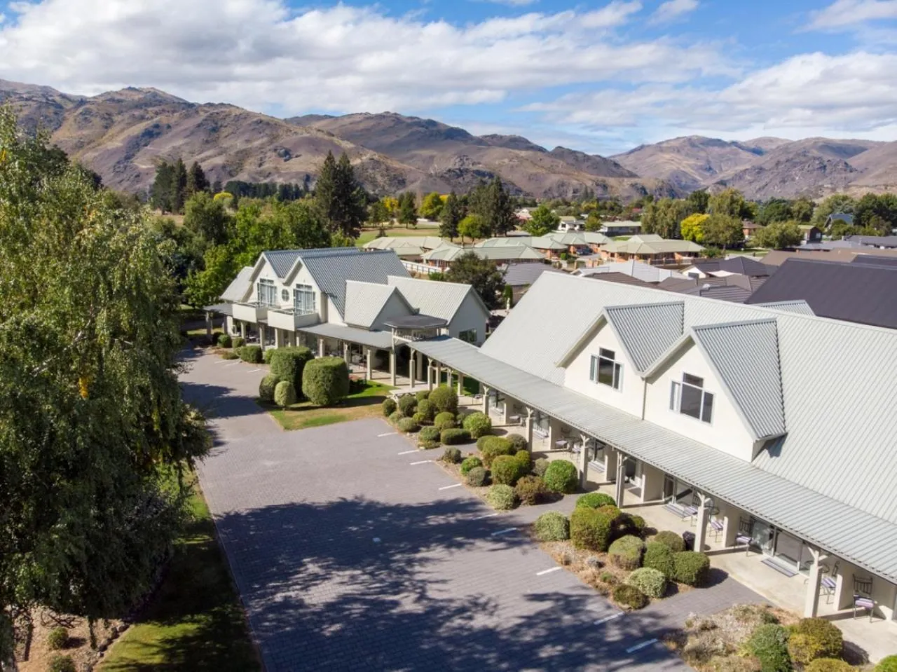 Property building in Colonial Manor Motel
