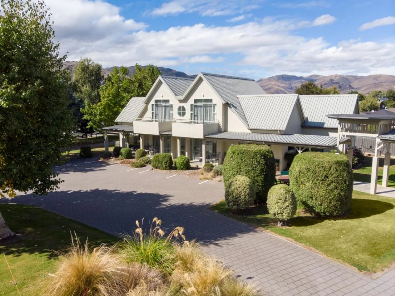 Property building in Colonial Manor Motel