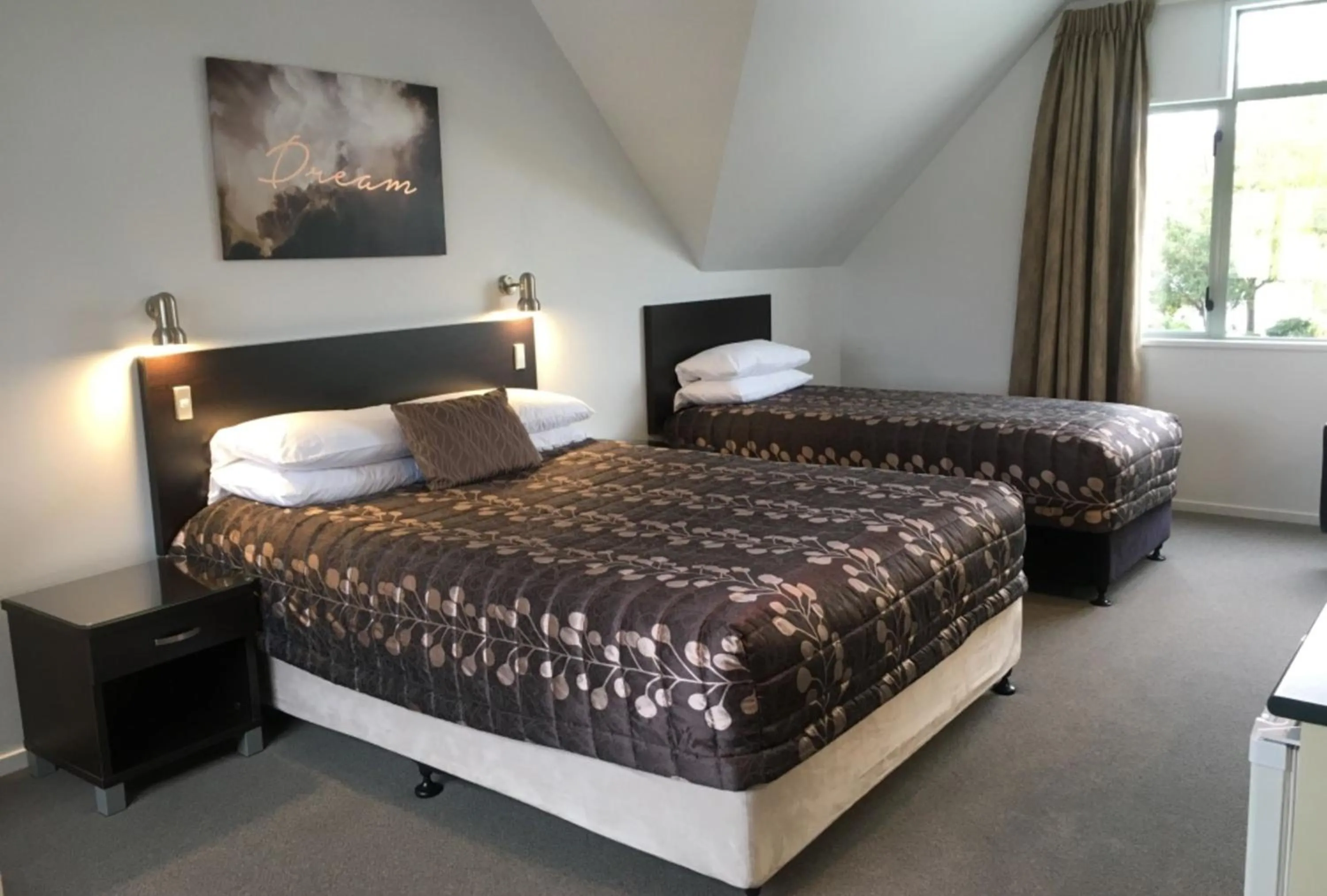 Studio - Upstairs in Colonial Manor Motel