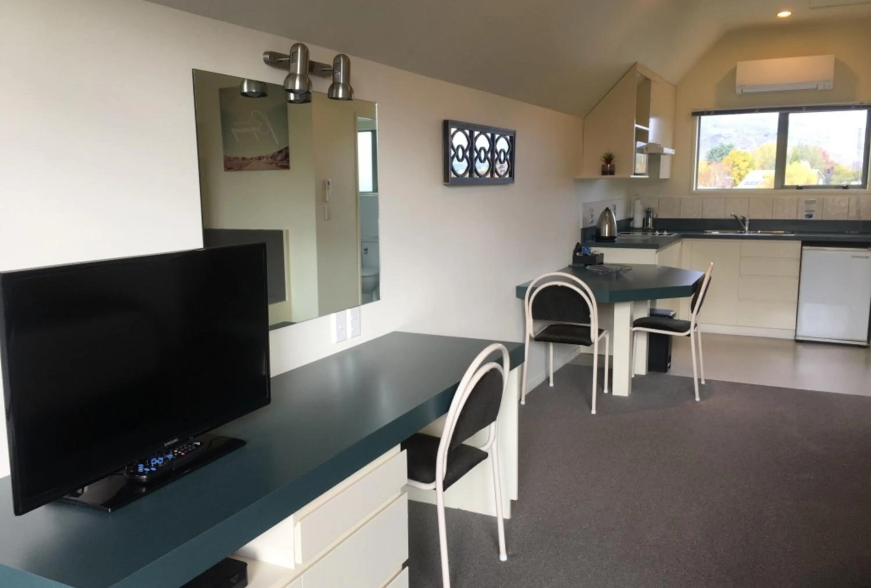 Executive Unit with Spa Bath in Colonial Manor Motel