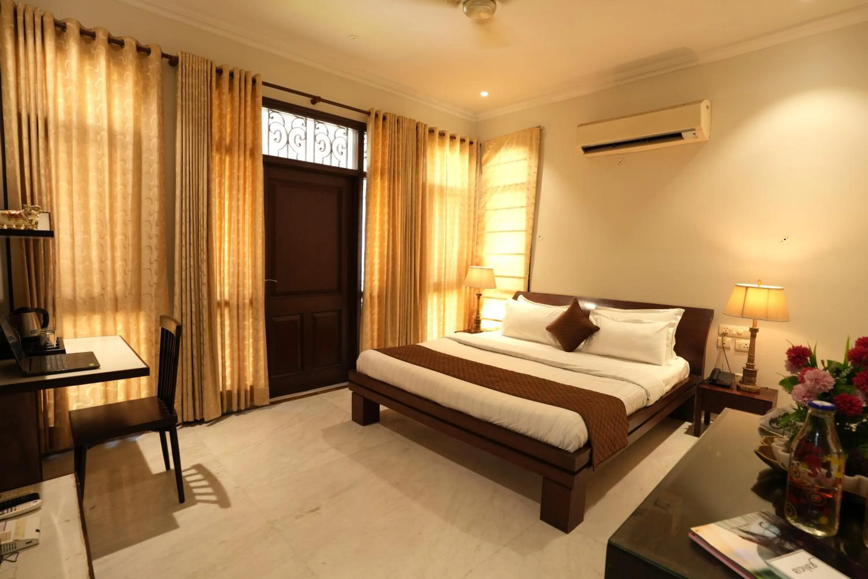 Photo of the whole room, Bed in Palm 34