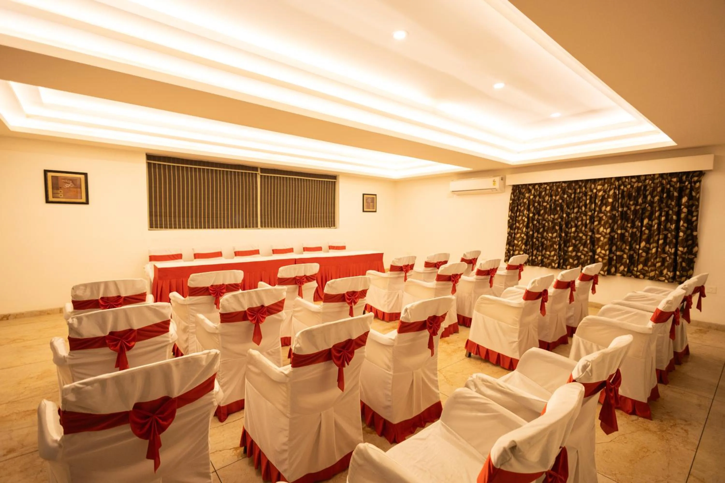 Property building in Hotel Vales Park