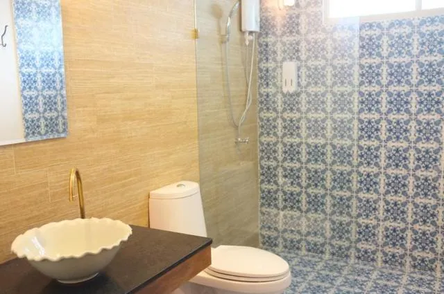 Toilet in Baan Ongkharak bed & breakfast