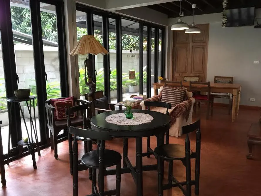 Communal lounge/ TV room in Baan Ongkharak bed & breakfast