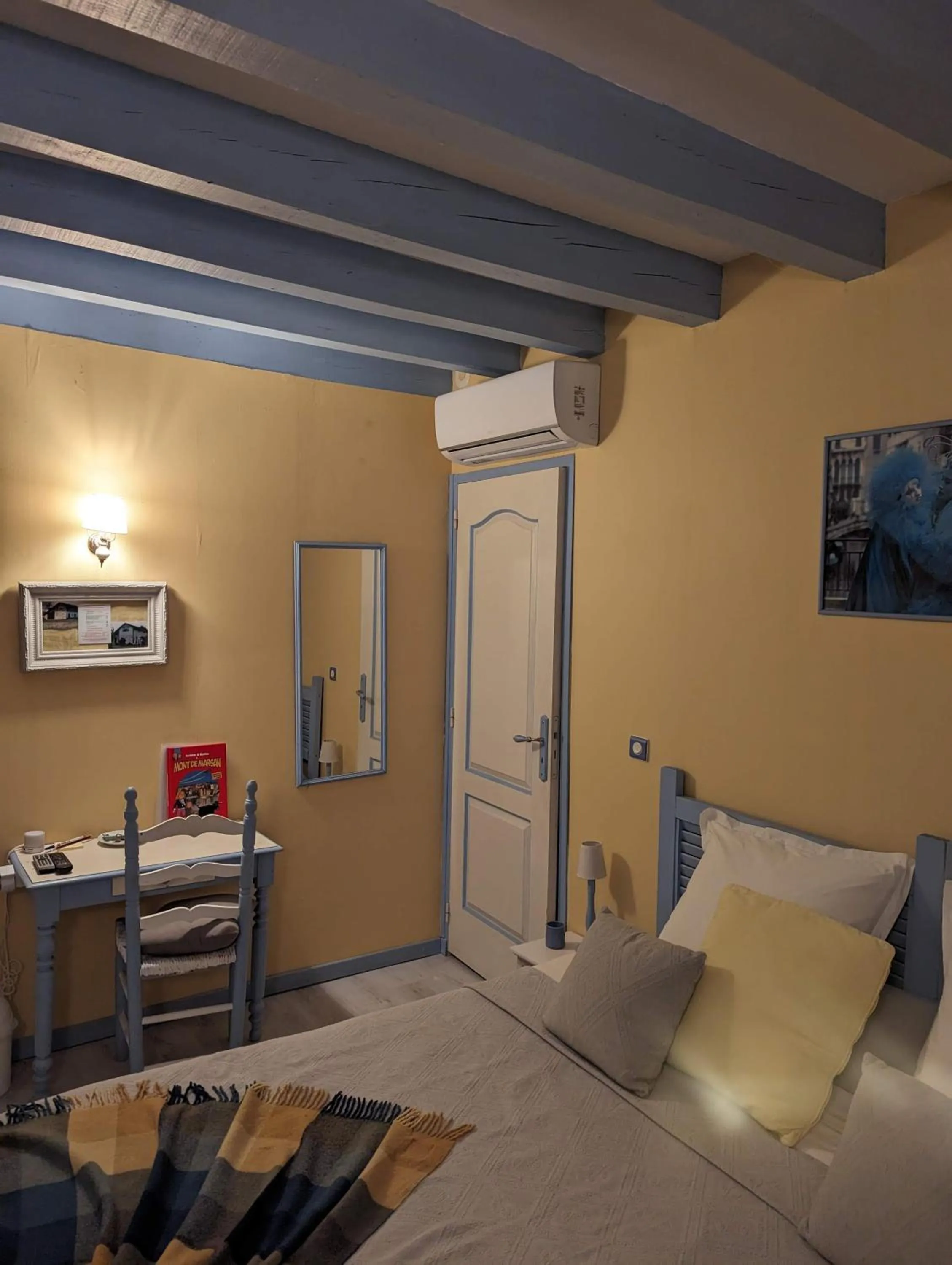 Seating area, Bed in Les Hôtes Landes