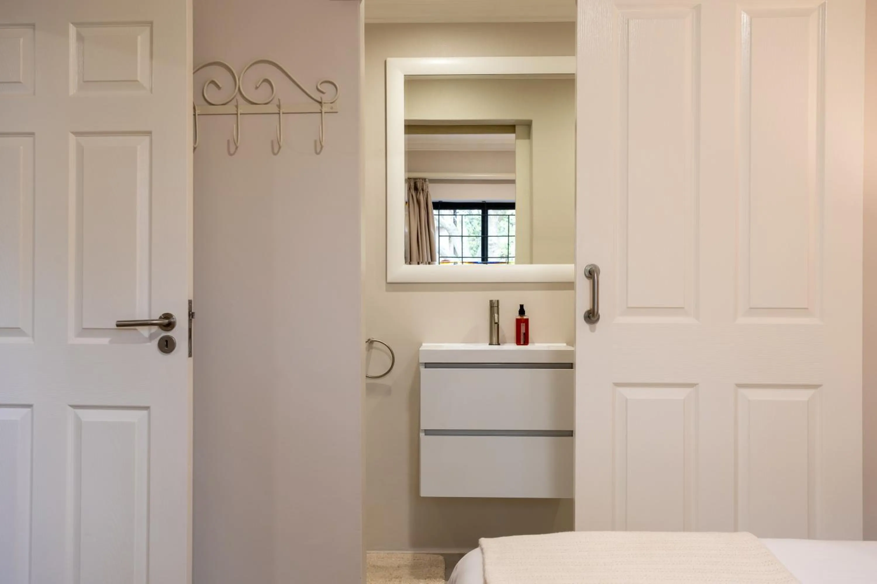 Bathroom, Bed in Vino Self Catering Apartment