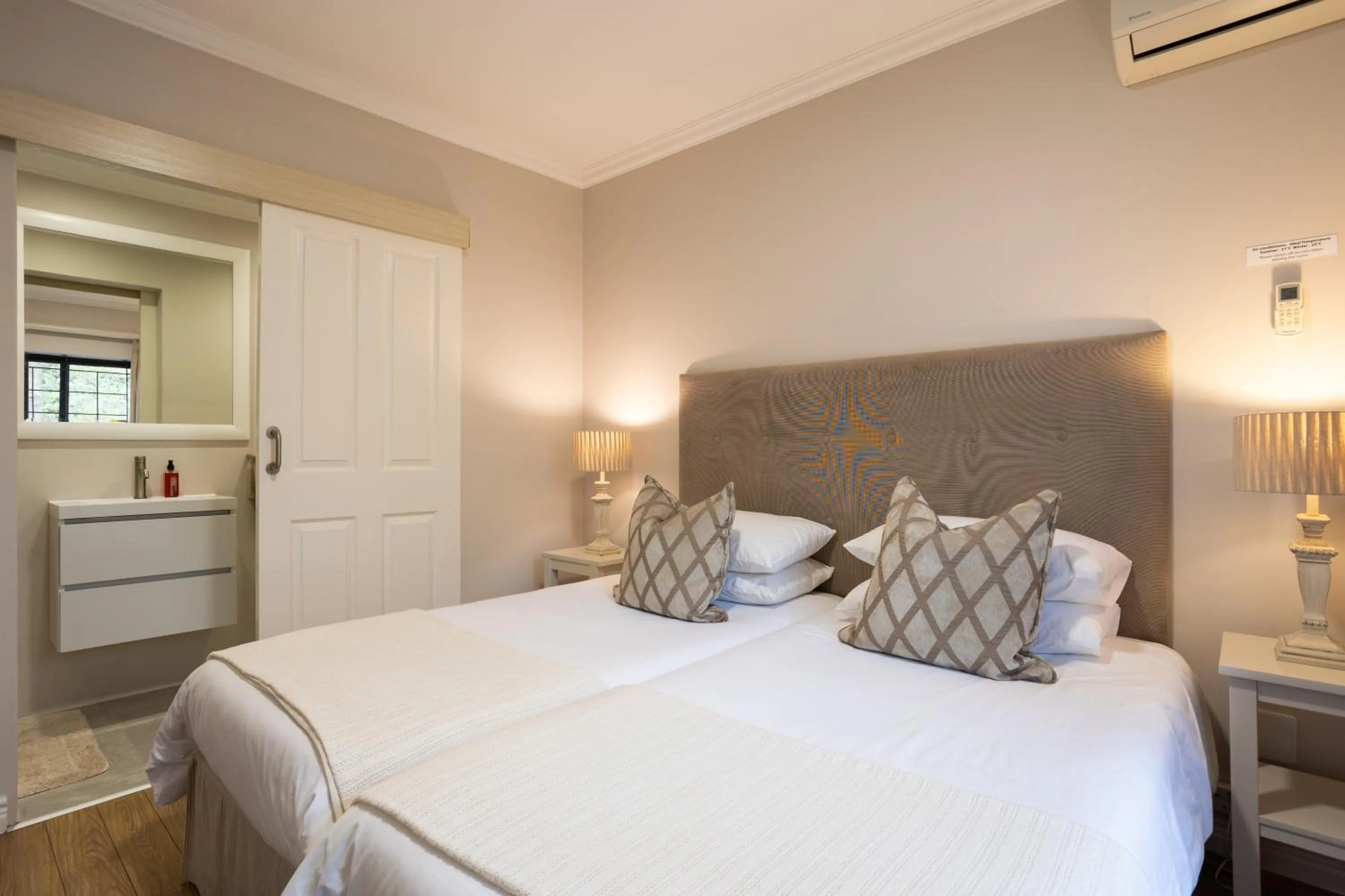 Photo of the whole room, Bed in Vino Self Catering Apartment