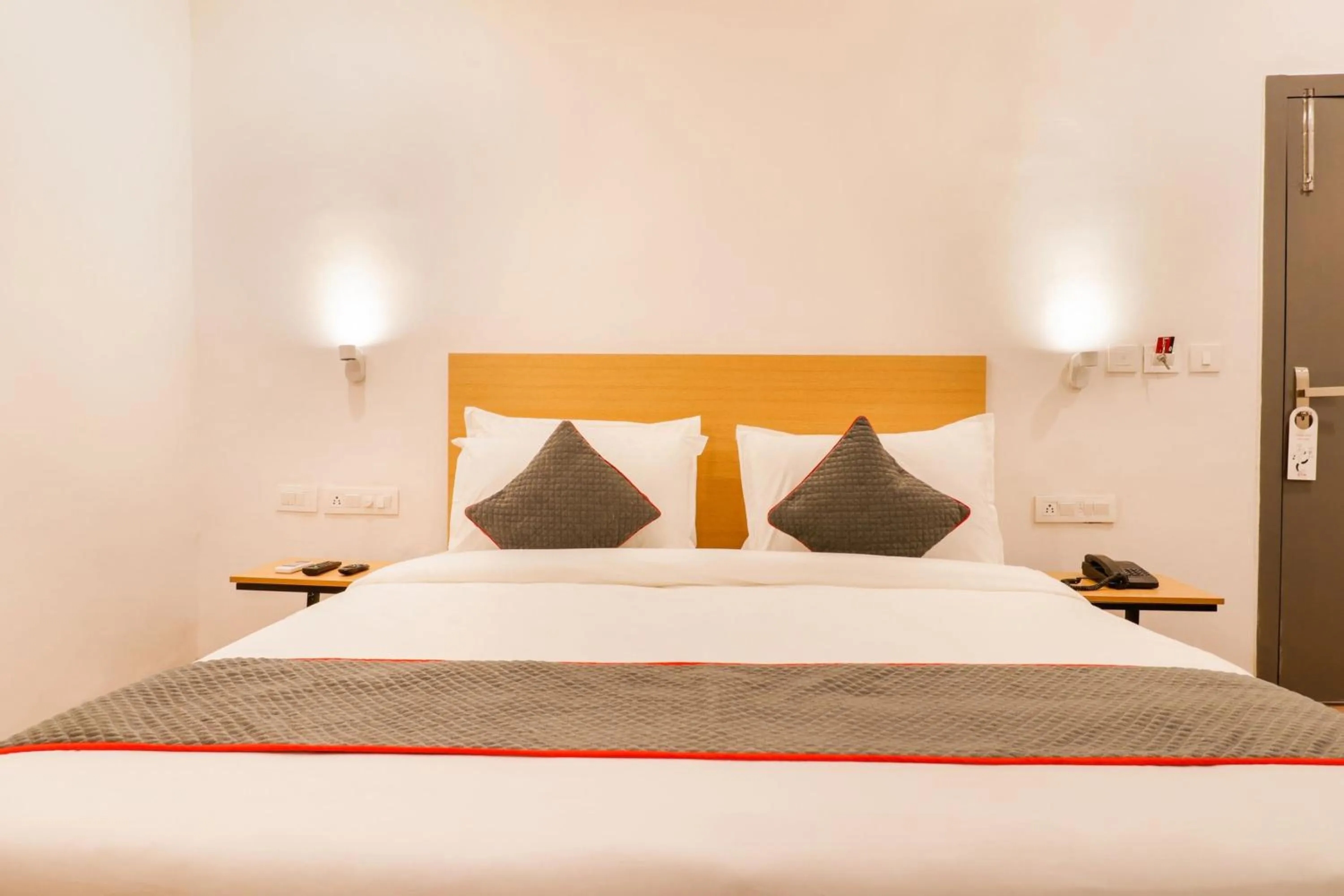 Bedroom, Bed in Townhouse South Tukoganj