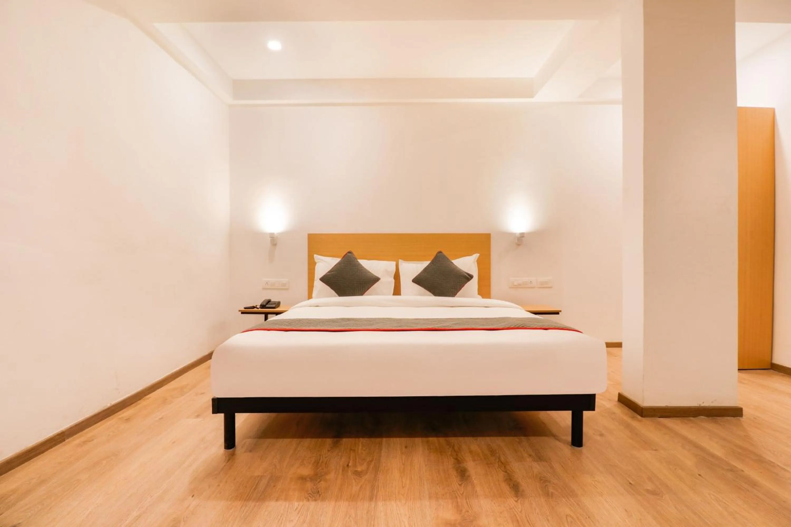 Bedroom, Bed in Townhouse South Tukoganj