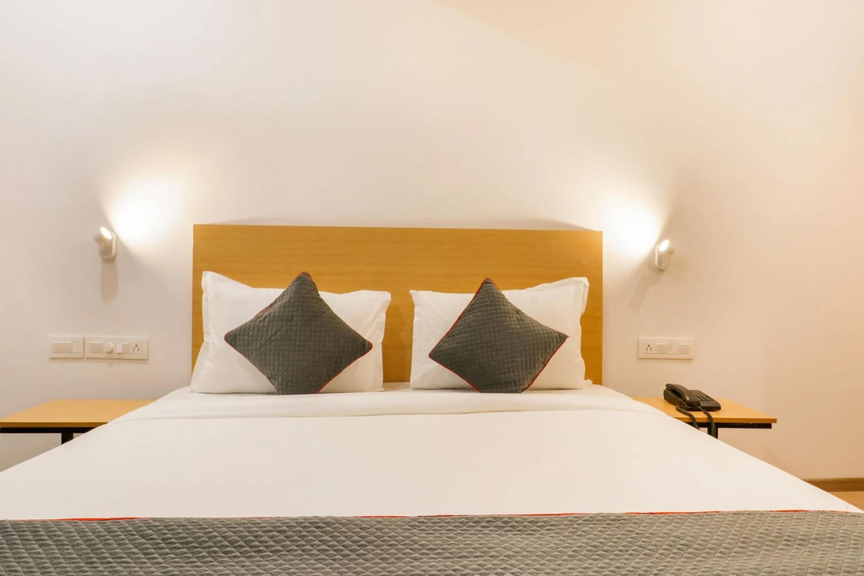 Bedroom, Bed in Townhouse South Tukoganj