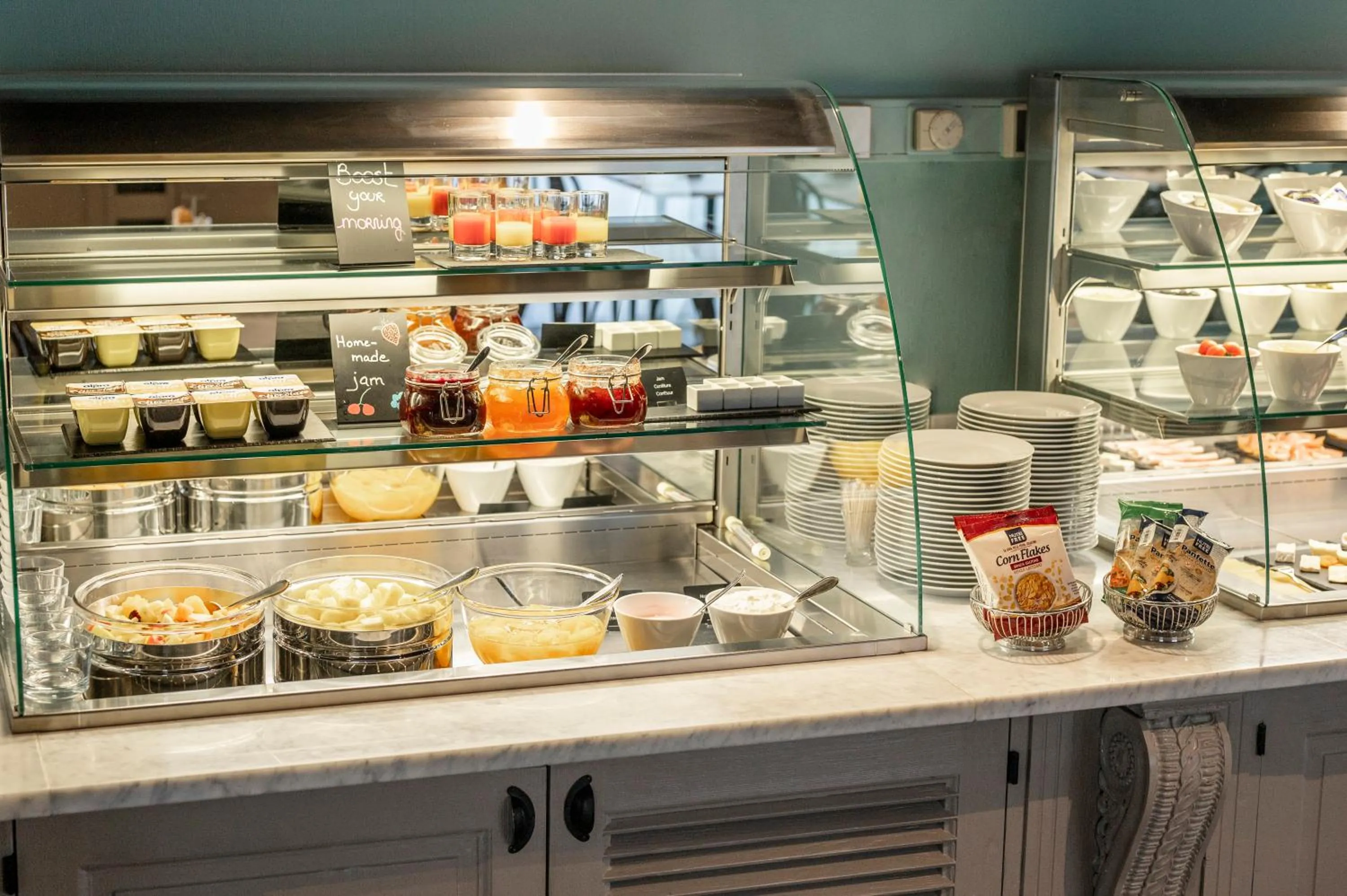 Buffet breakfast in Thon Hotel Brussels Airport