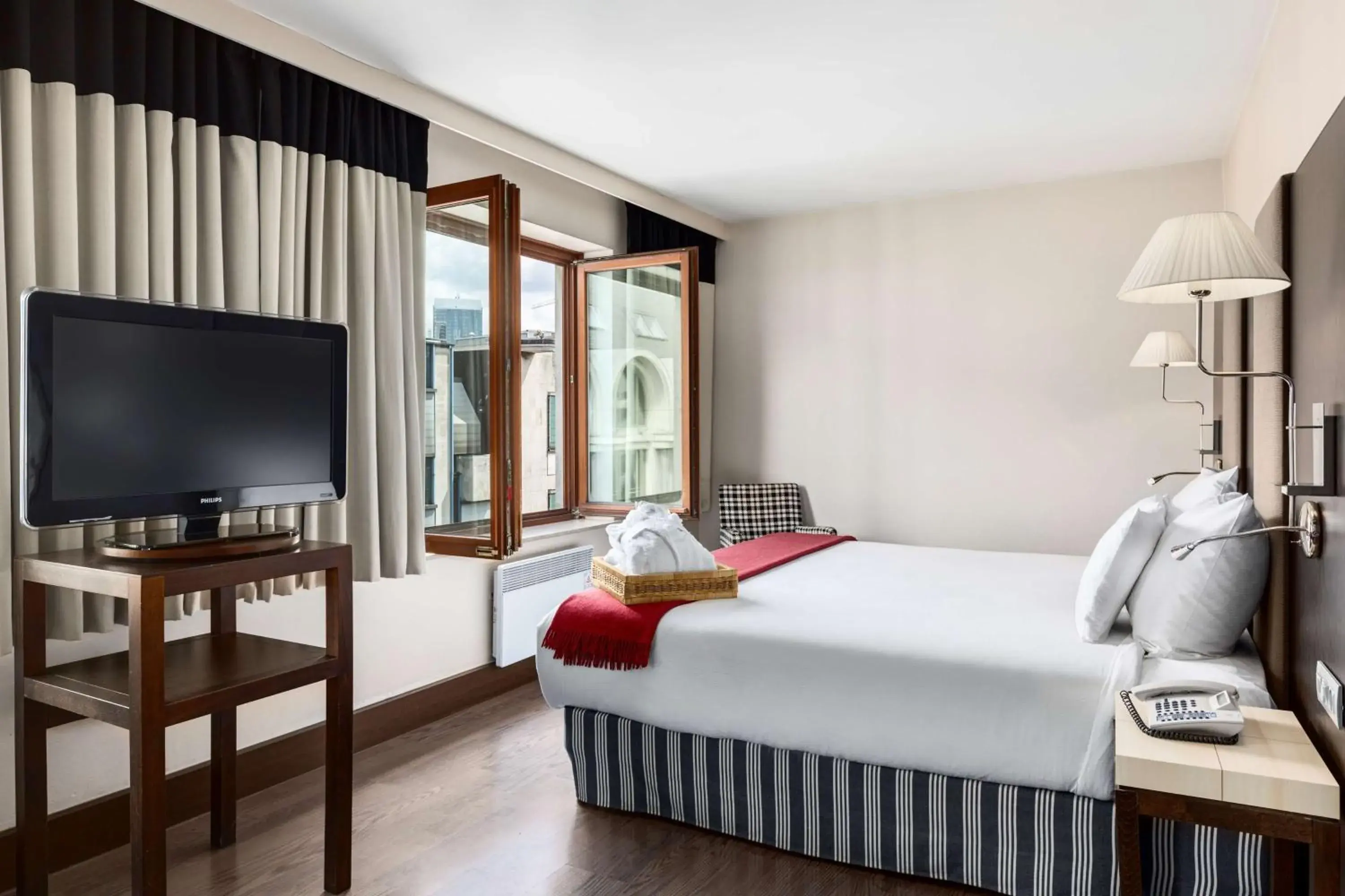 Junior Suite with Extra Bed (2 Adults + 1 Child) in NH Brussels Grand Place Arenberg Junior Suite with Extra Bed (2 Adults + 1 Child) in NH Brussels Grand Place Arenberg