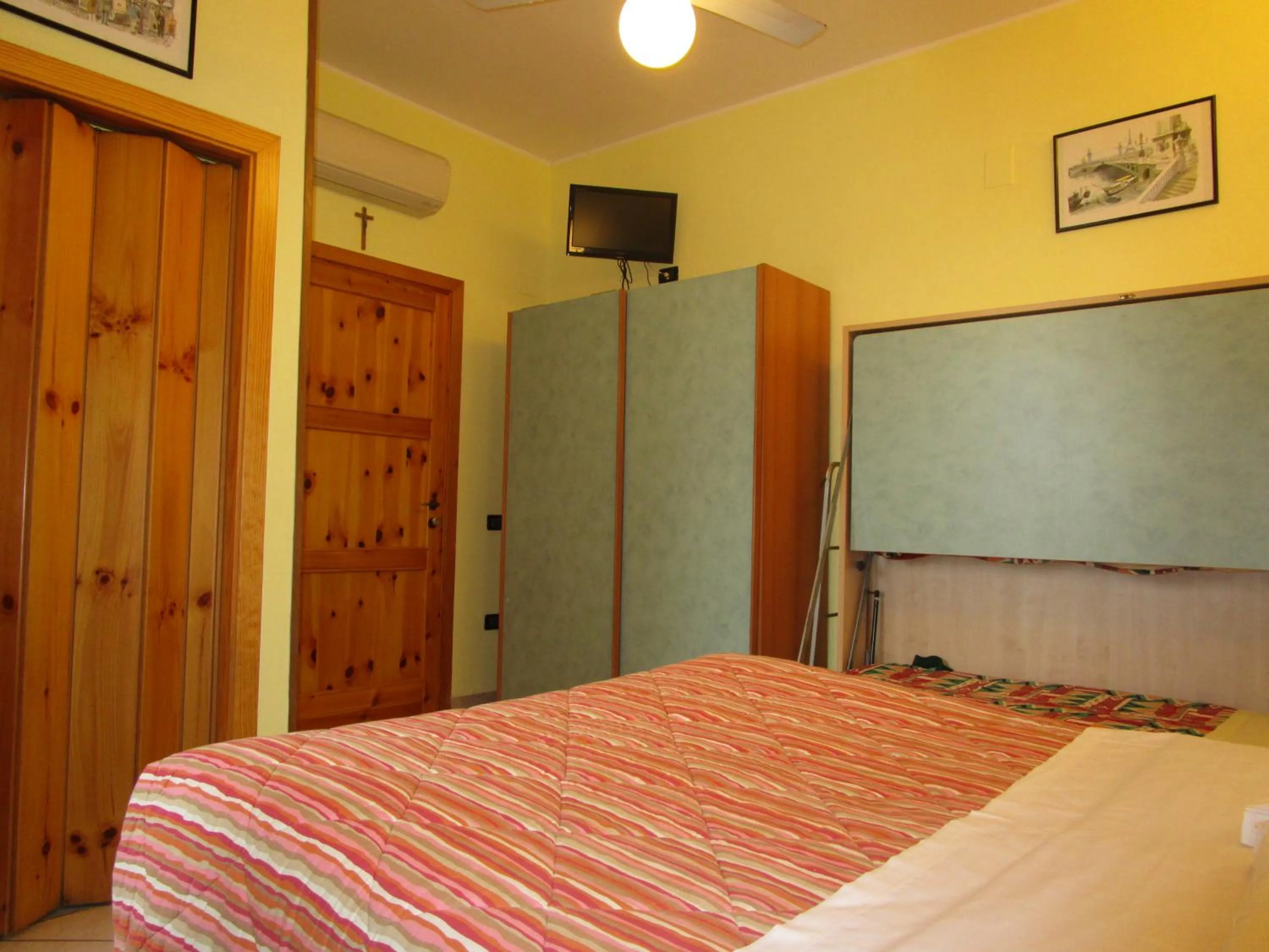 Photo of the whole room, Bed in Albergo Primavera