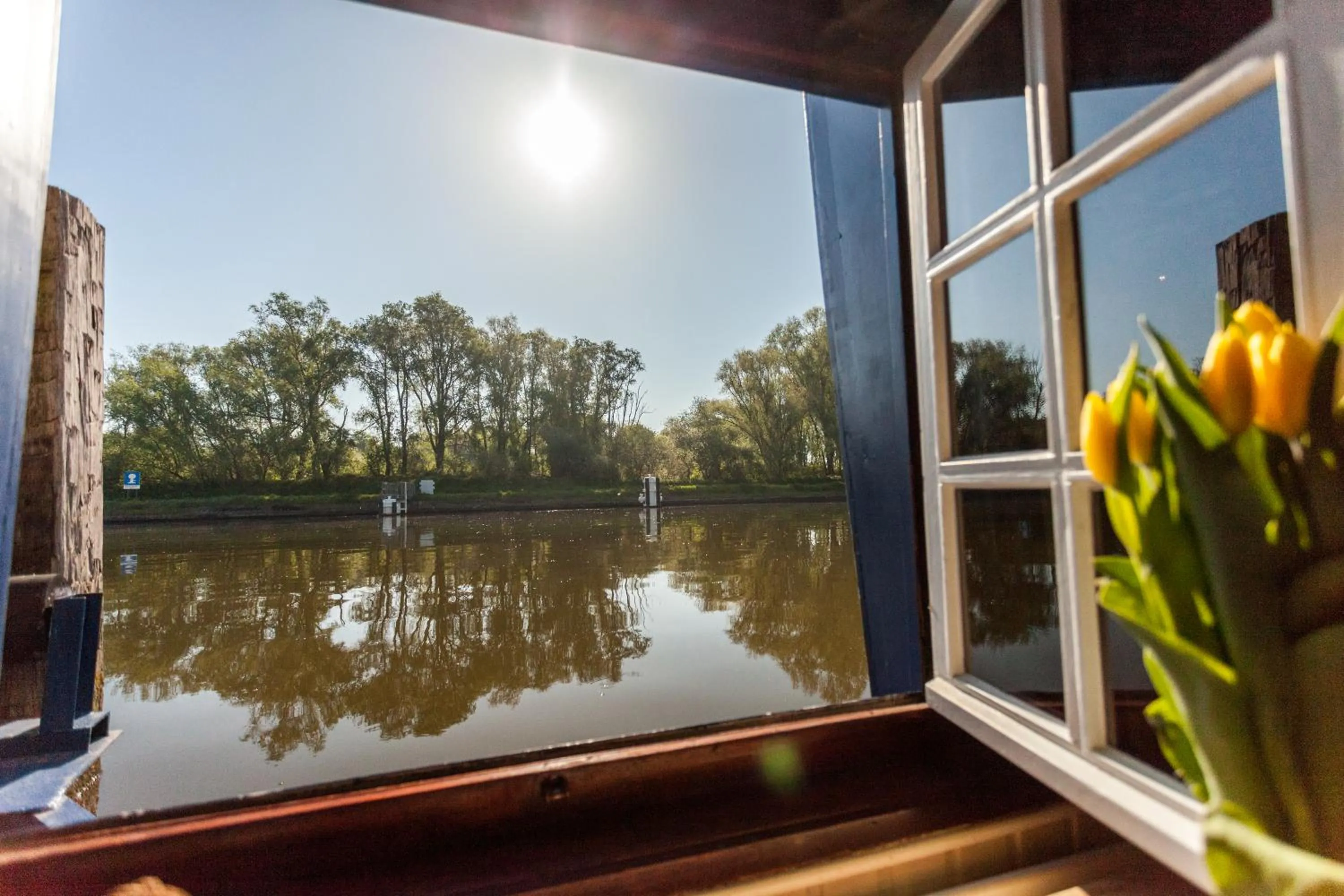 River view in Boat Hotel De Barge