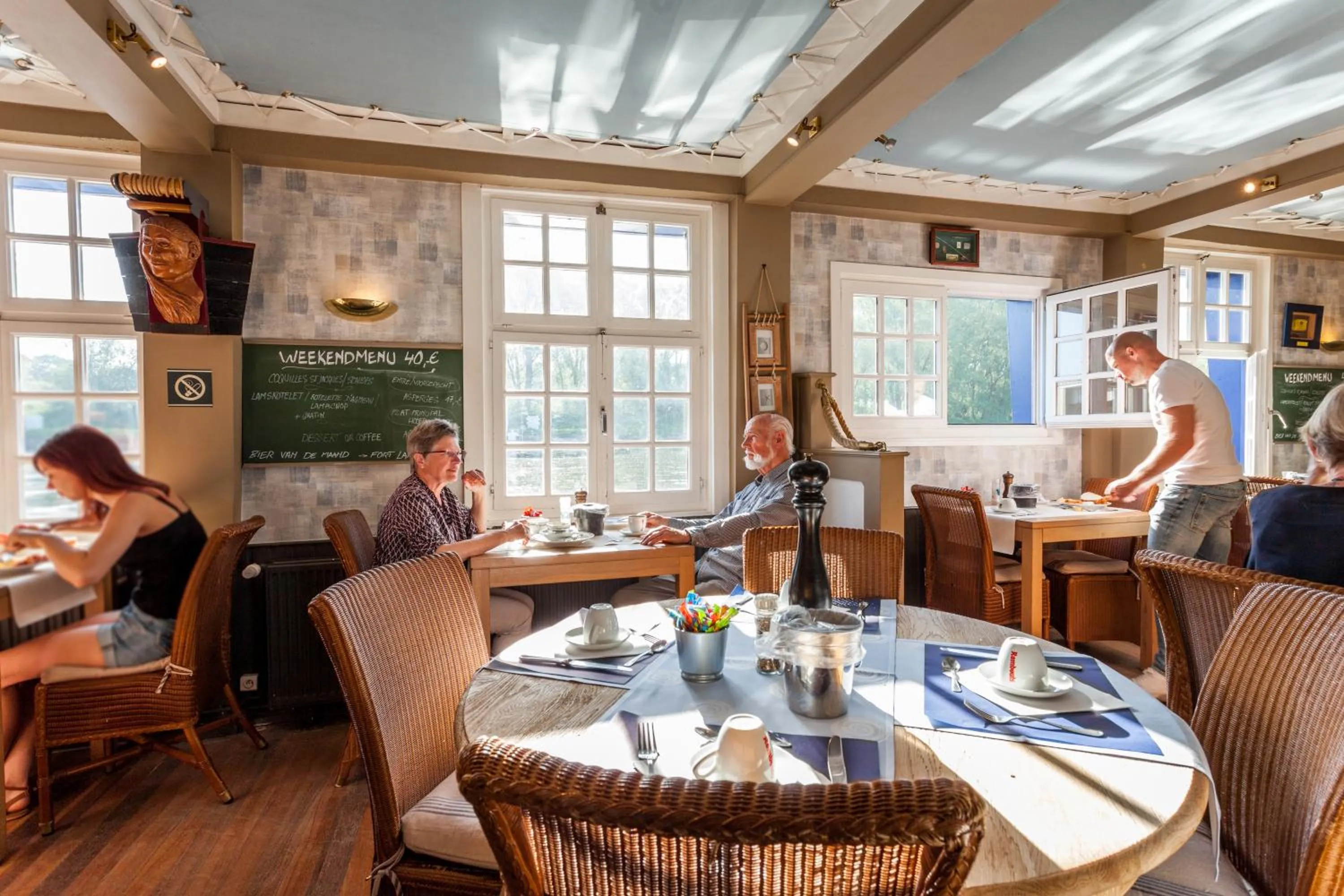 Breakfast in Boat Hotel De Barge