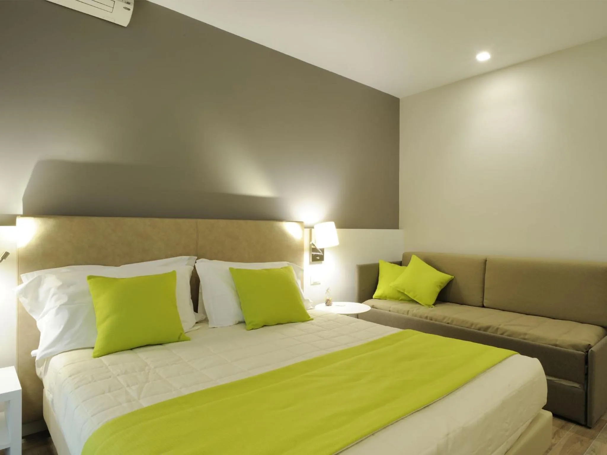 Balcony/Terrace, Bed in Hotel Concordia