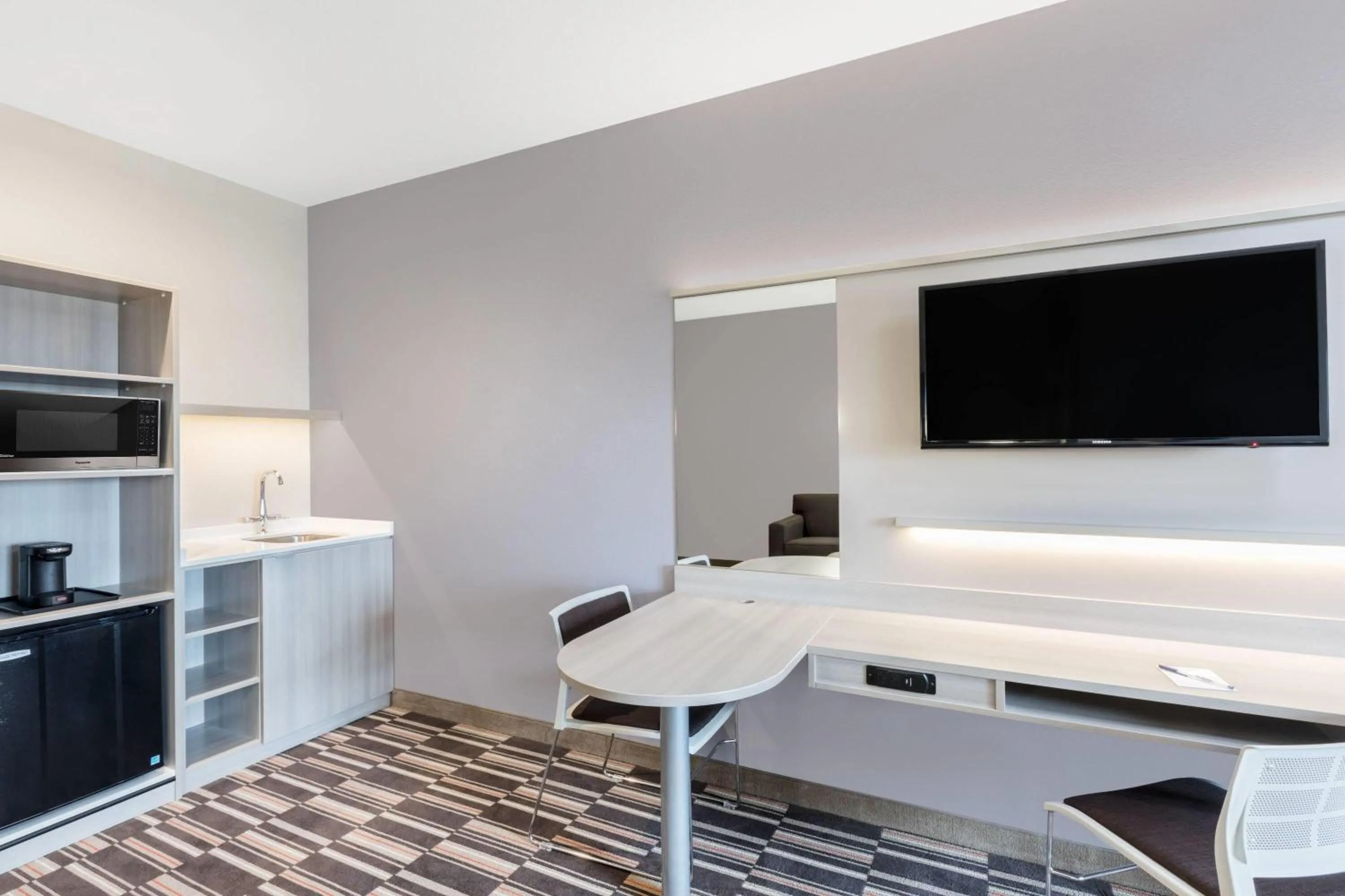 Photo of the whole room, Bed in Microtel Inn & Suites by Wyndham Perry