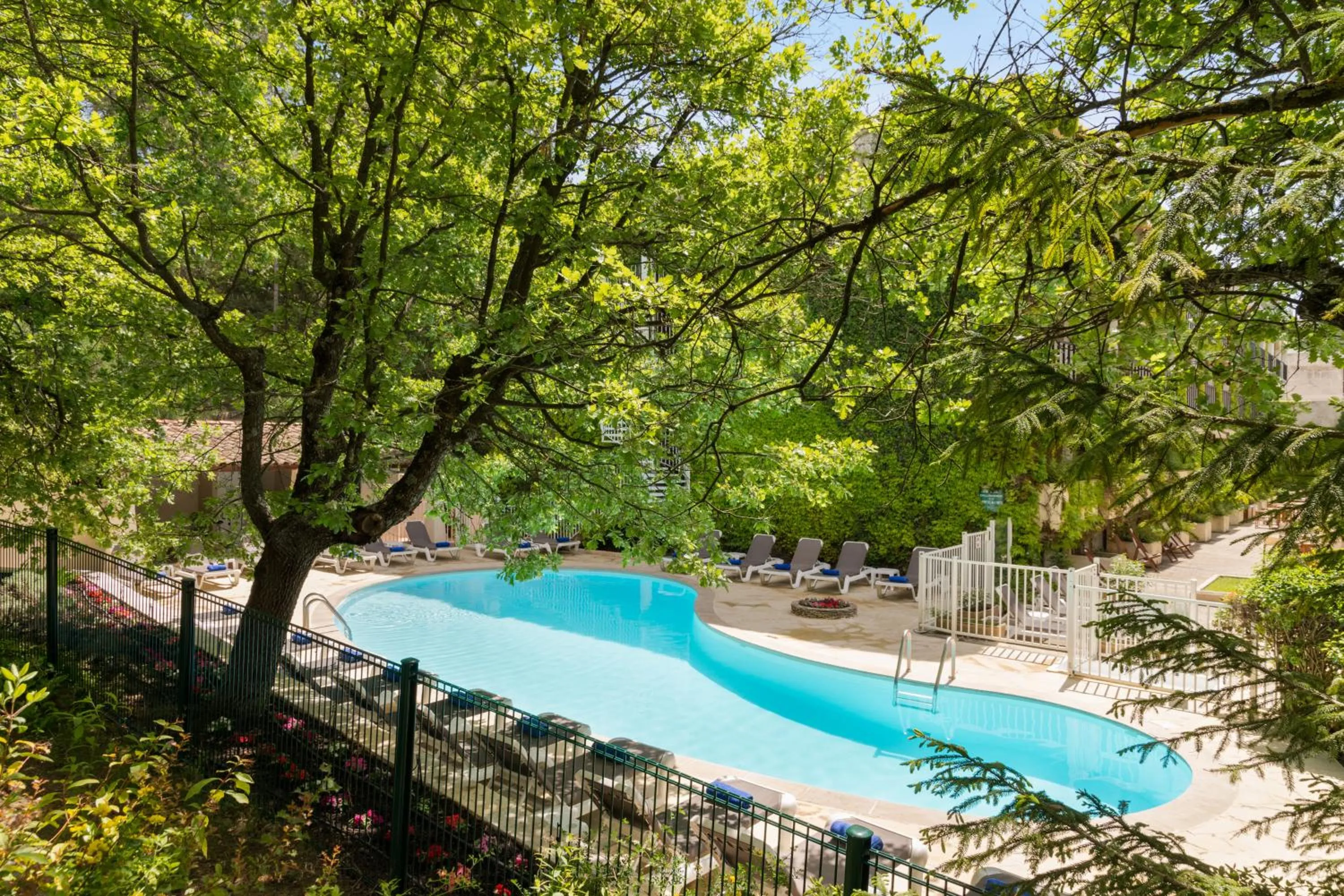 Swimming pool in Villa Borghese, The Originals Relais