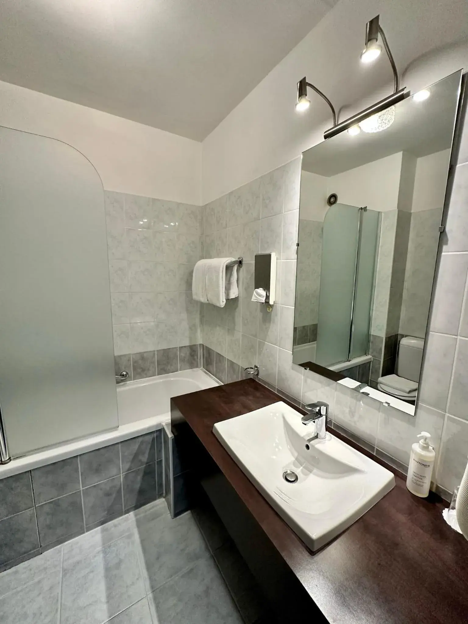 Bathroom in Villa Borghese, The Originals Relais Bathroom in Villa Borghese, The Originals Relais