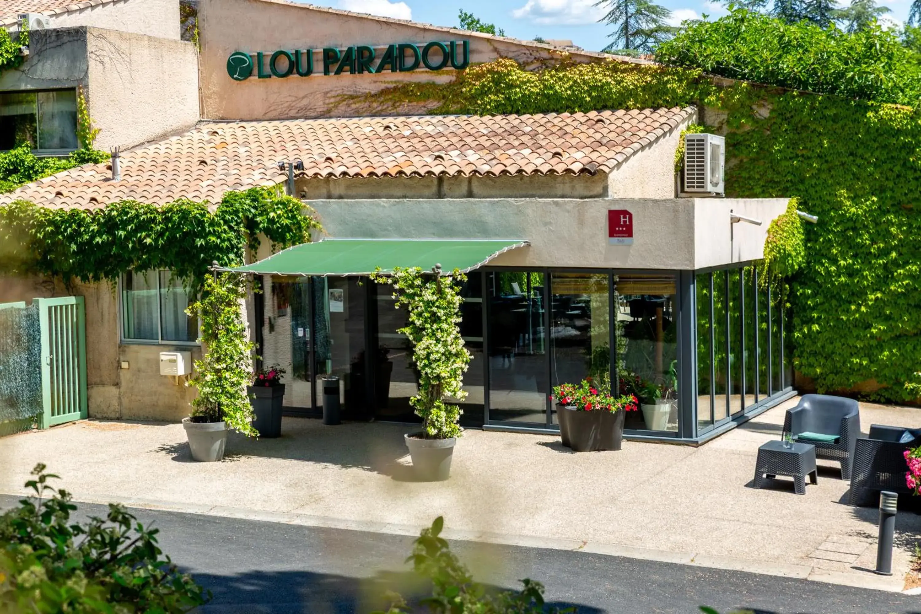 Property building in Hôtel & Résidence Lou Paradou Gréoux Les Bains Property building in Hôtel & Résidence Lou Paradou Gréoux Les Bains