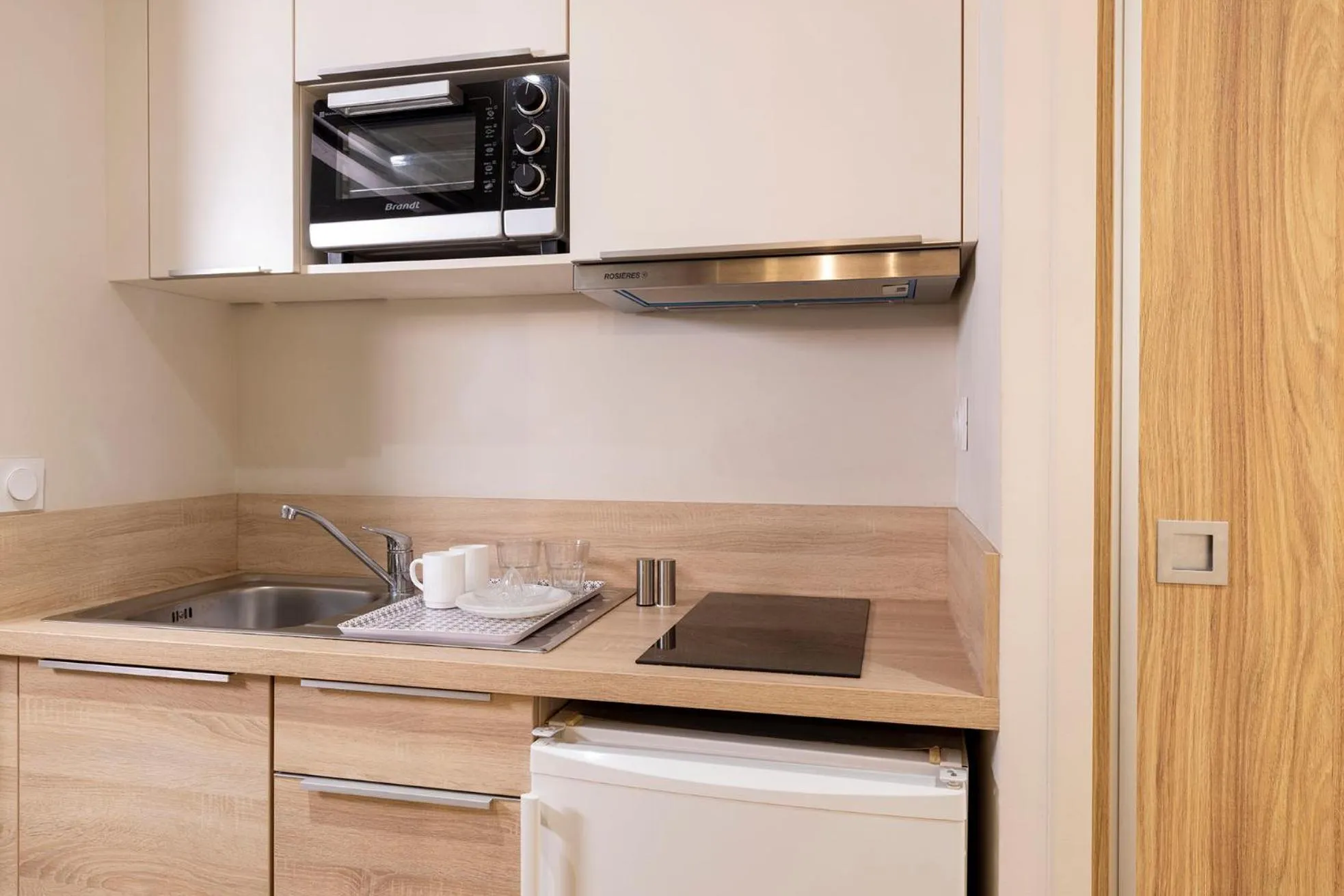 Kitchen or kitchenette in Hôtel & Résidence Lou Paradou Gréoux Les Bains