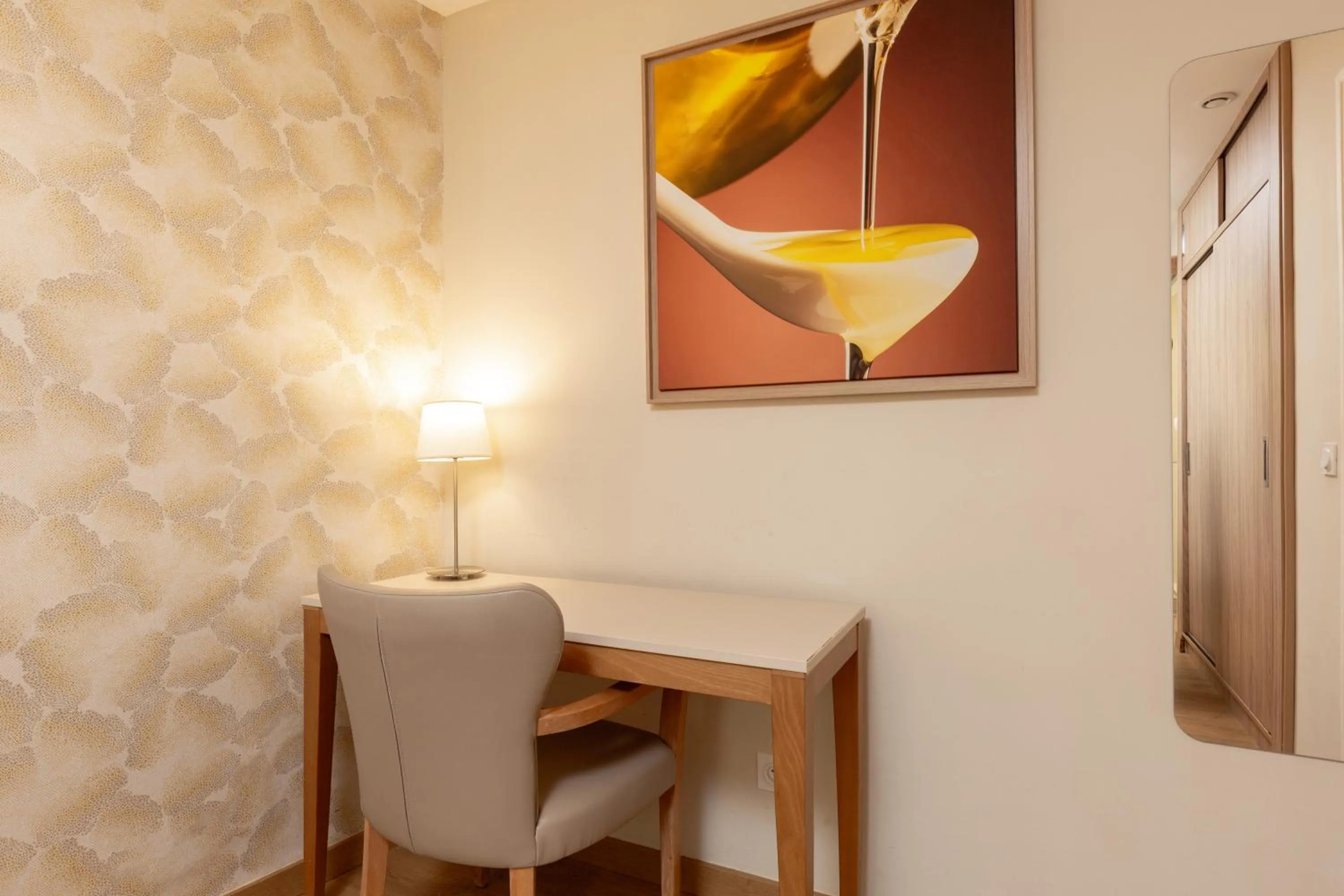 Bedroom in Hôtel & Résidence Lou Paradou Gréoux Les Bains