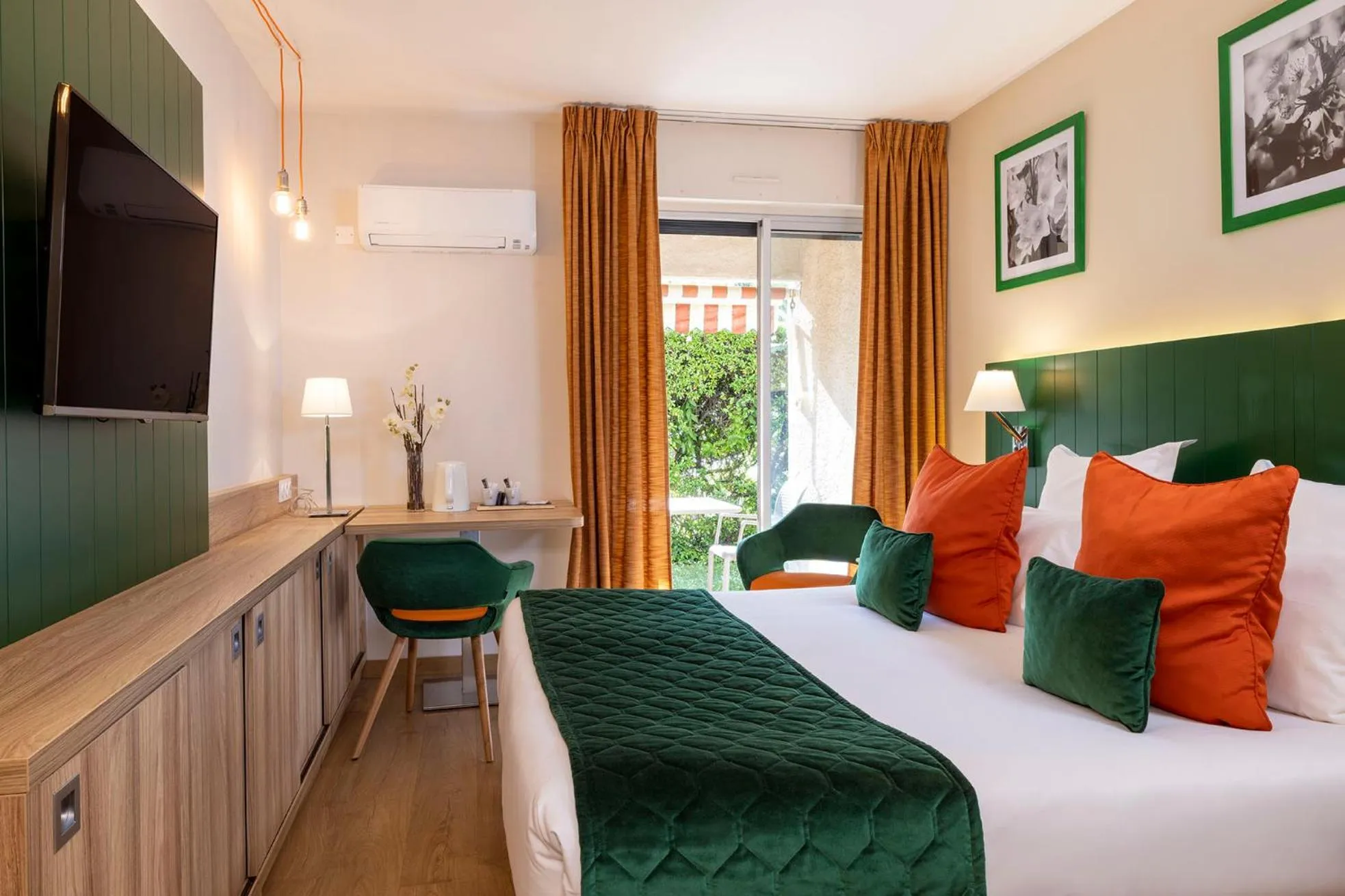 Bedroom, Bed in Hôtel & Résidence Lou Paradou Gréoux Les Bains