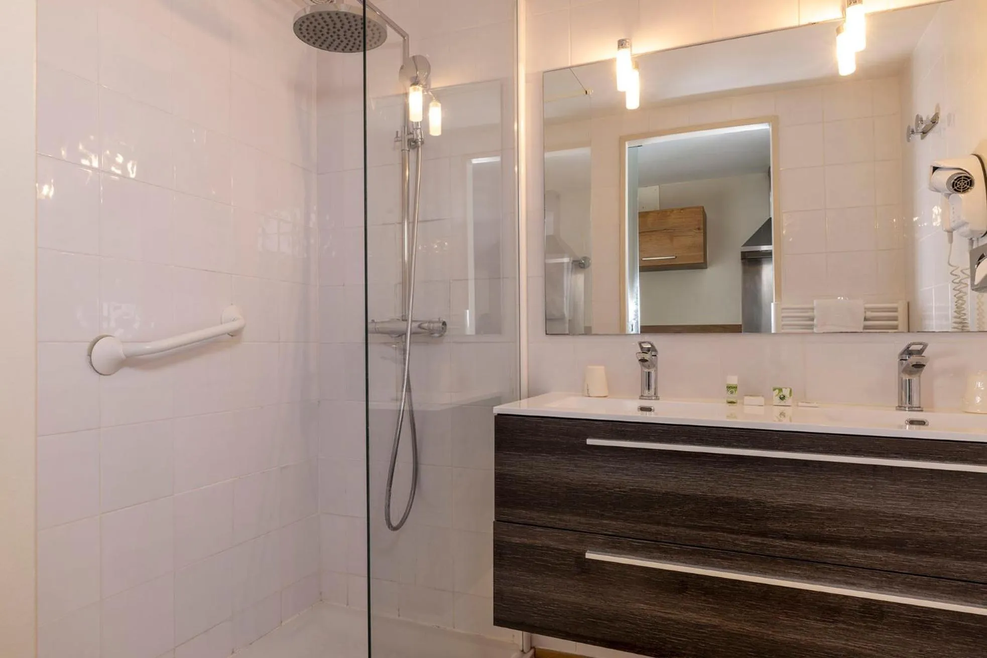 Bathroom in Hôtel & Résidence Lou Paradou Gréoux Les Bains