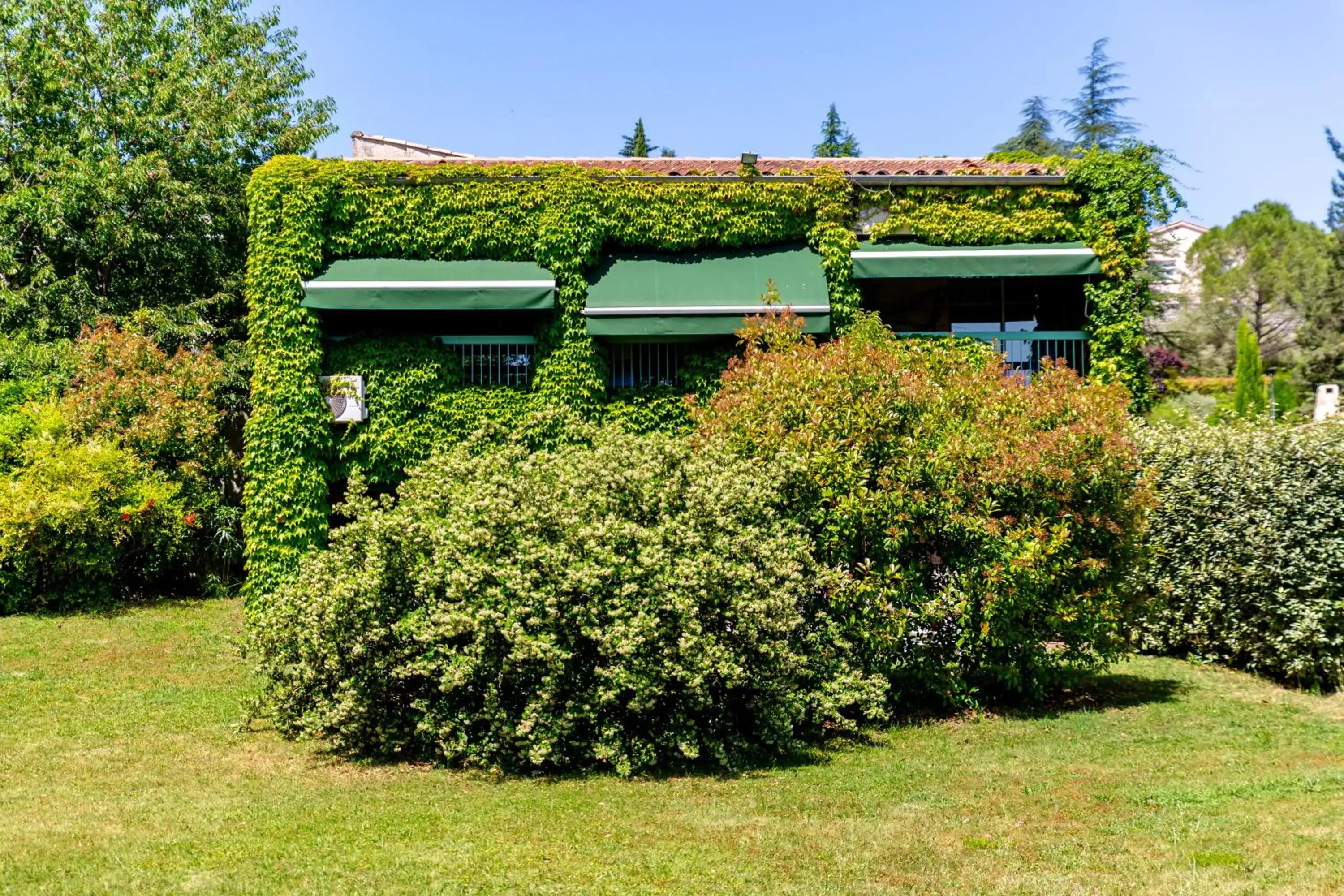 Property building in Hôtel & Résidence Lou Paradou Gréoux Les Bains Property building in Hôtel & Résidence Lou Paradou Gréoux Les Bains