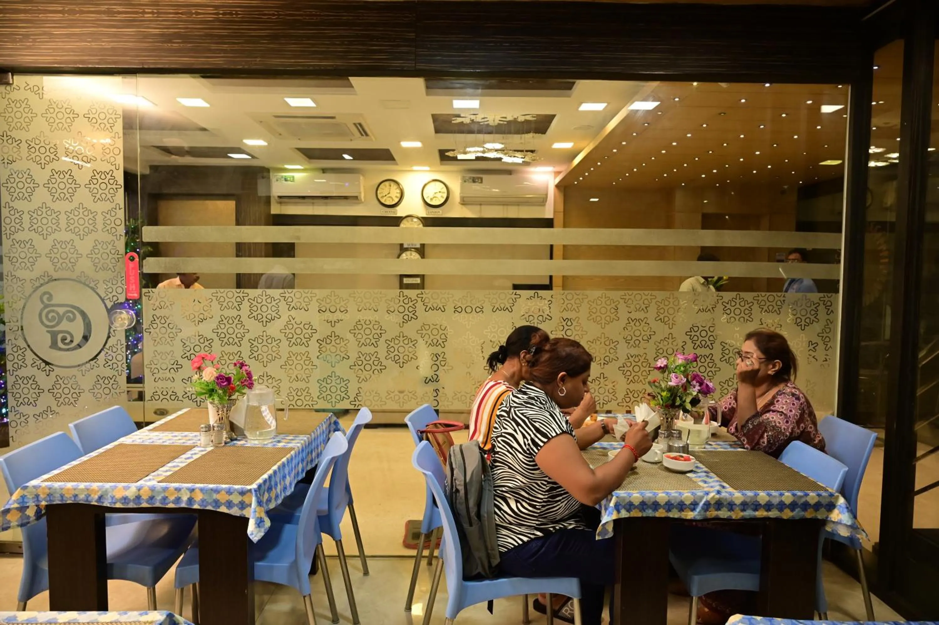 Restaurant/places to eat in Grand Cascade Chennai