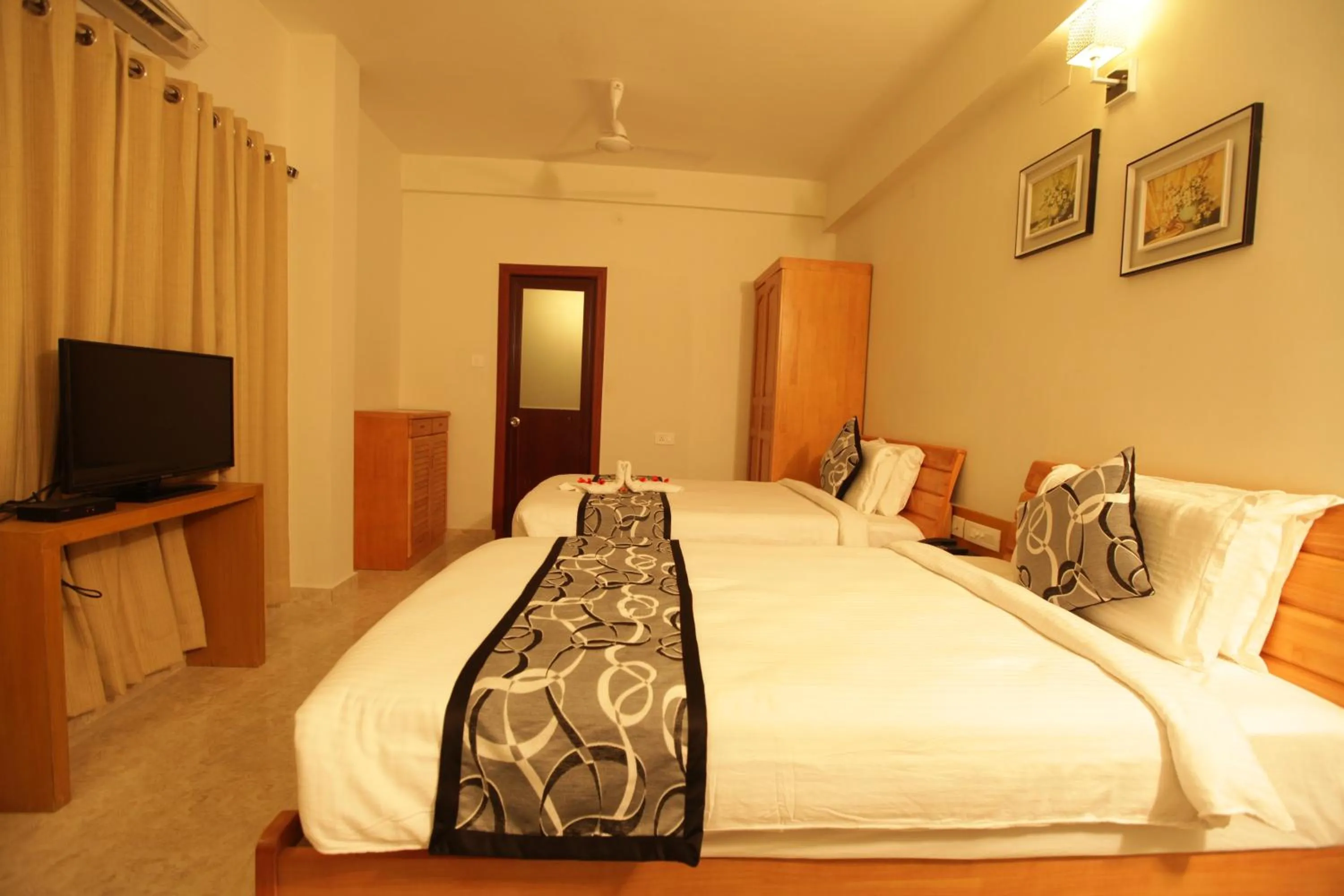 Bedroom, Bed in Grand Cascade Chennai