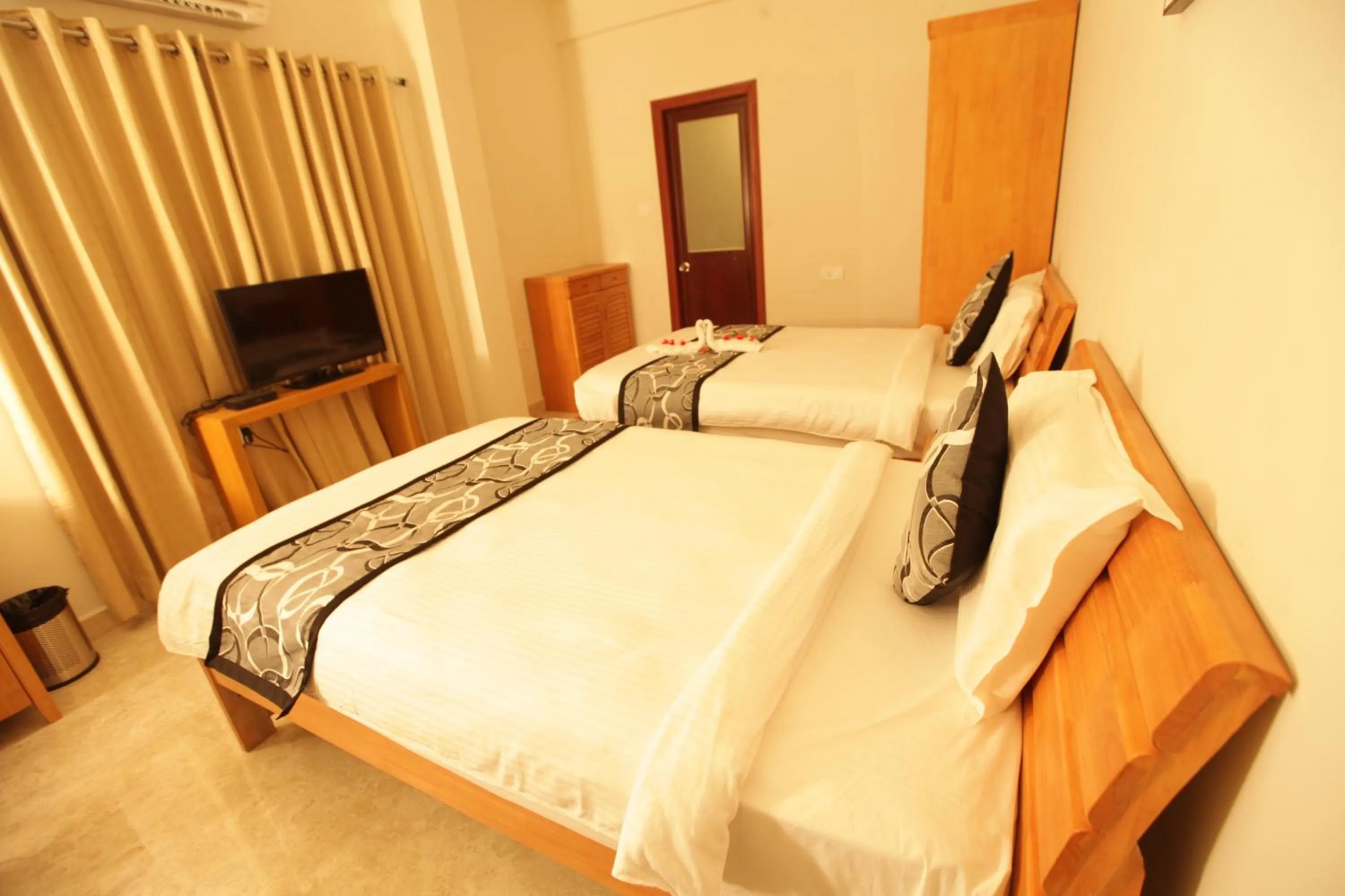 Photo of the whole room, Bed in Grand Cascade Chennai