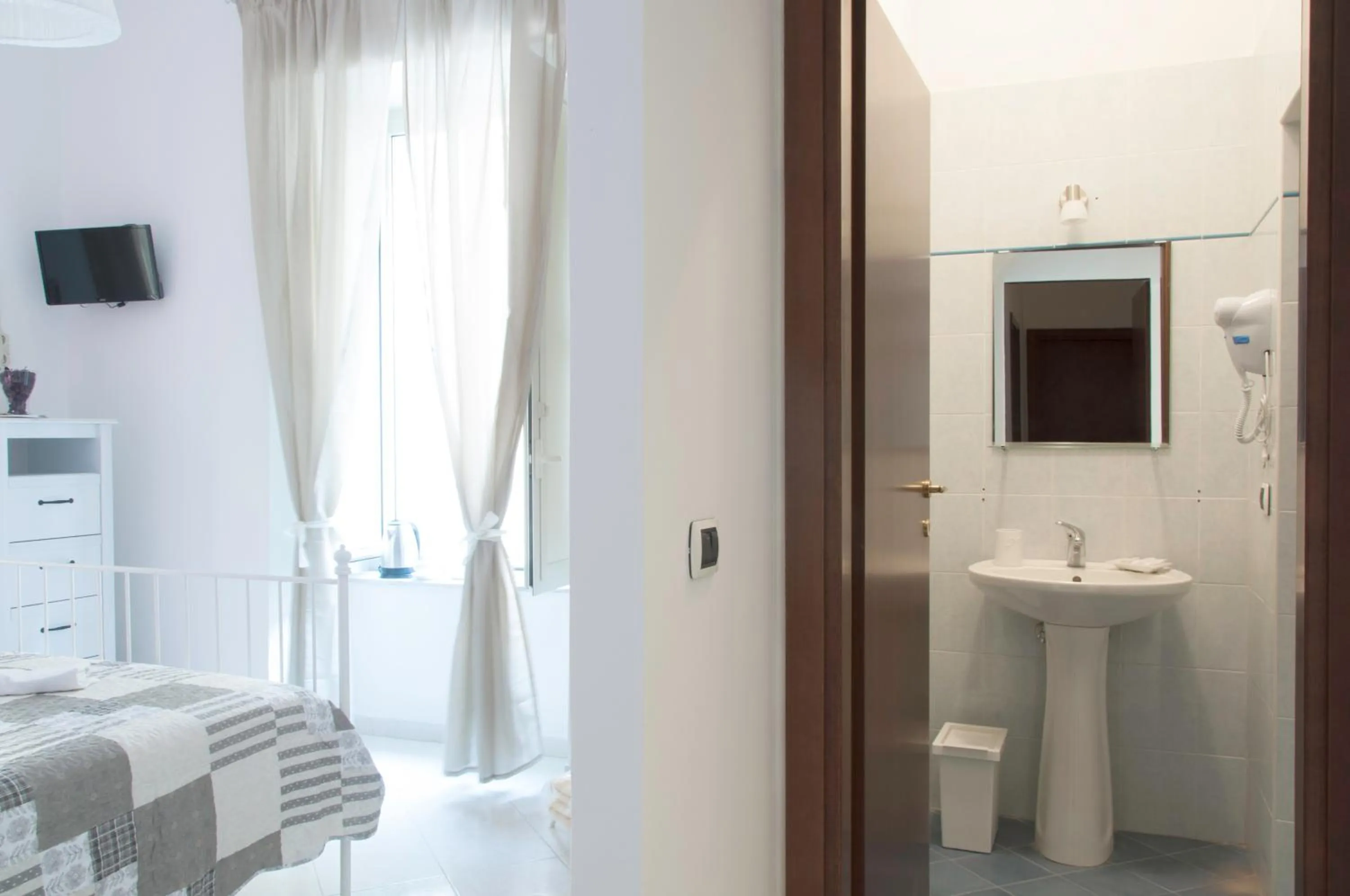 Photo of the whole room, Bed in Sfumature Partenopee