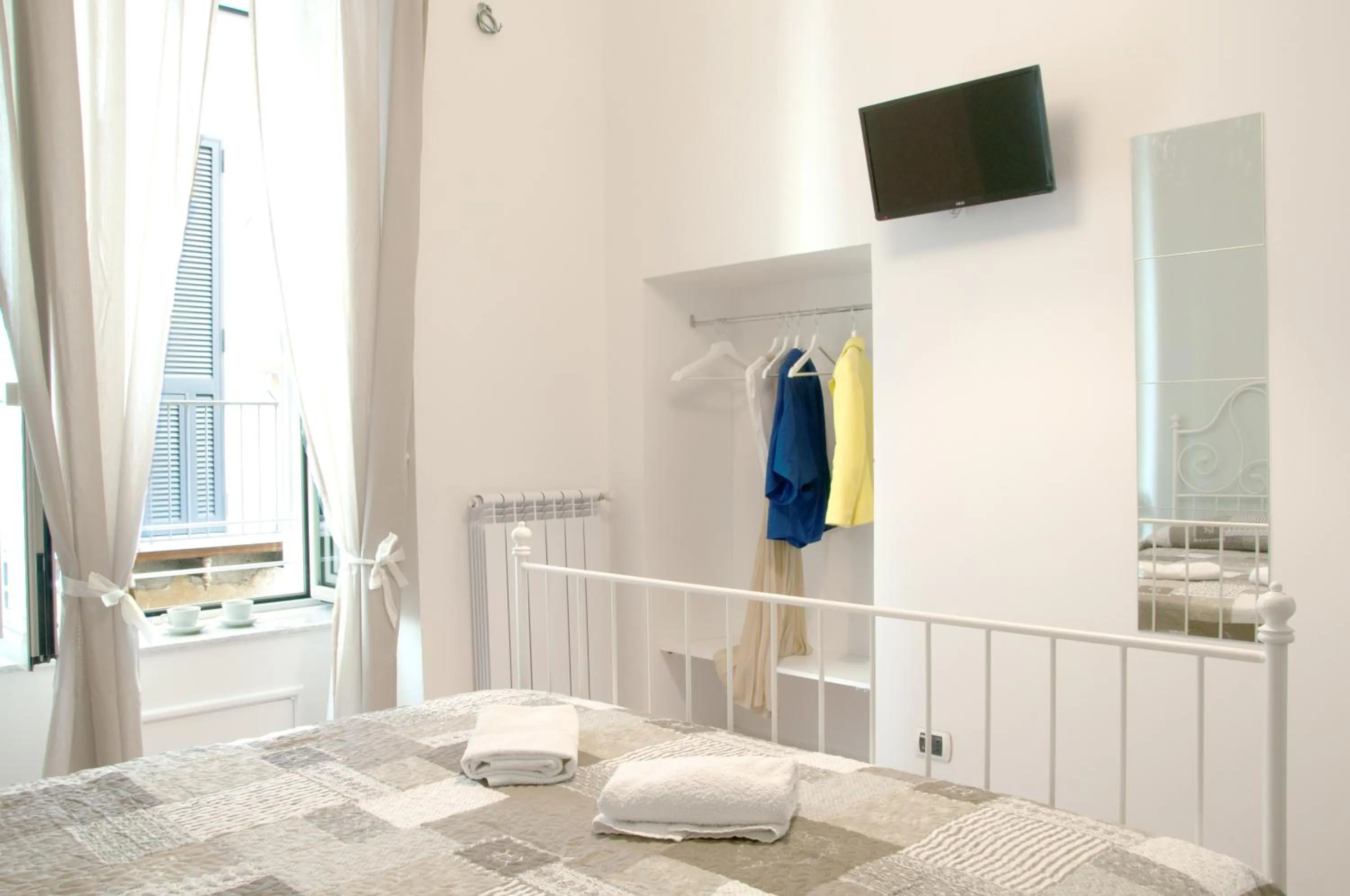 Photo of the whole room, Bed in Sfumature Partenopee